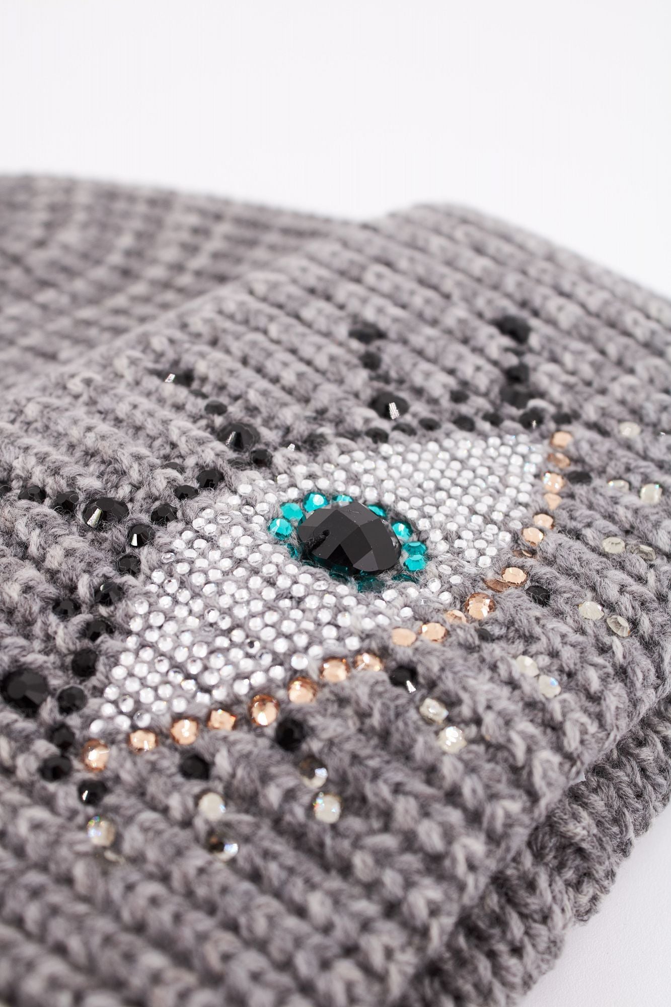 KURT GEIGER LONDON EVIL EYE BEANIE en color GRIS (4)
