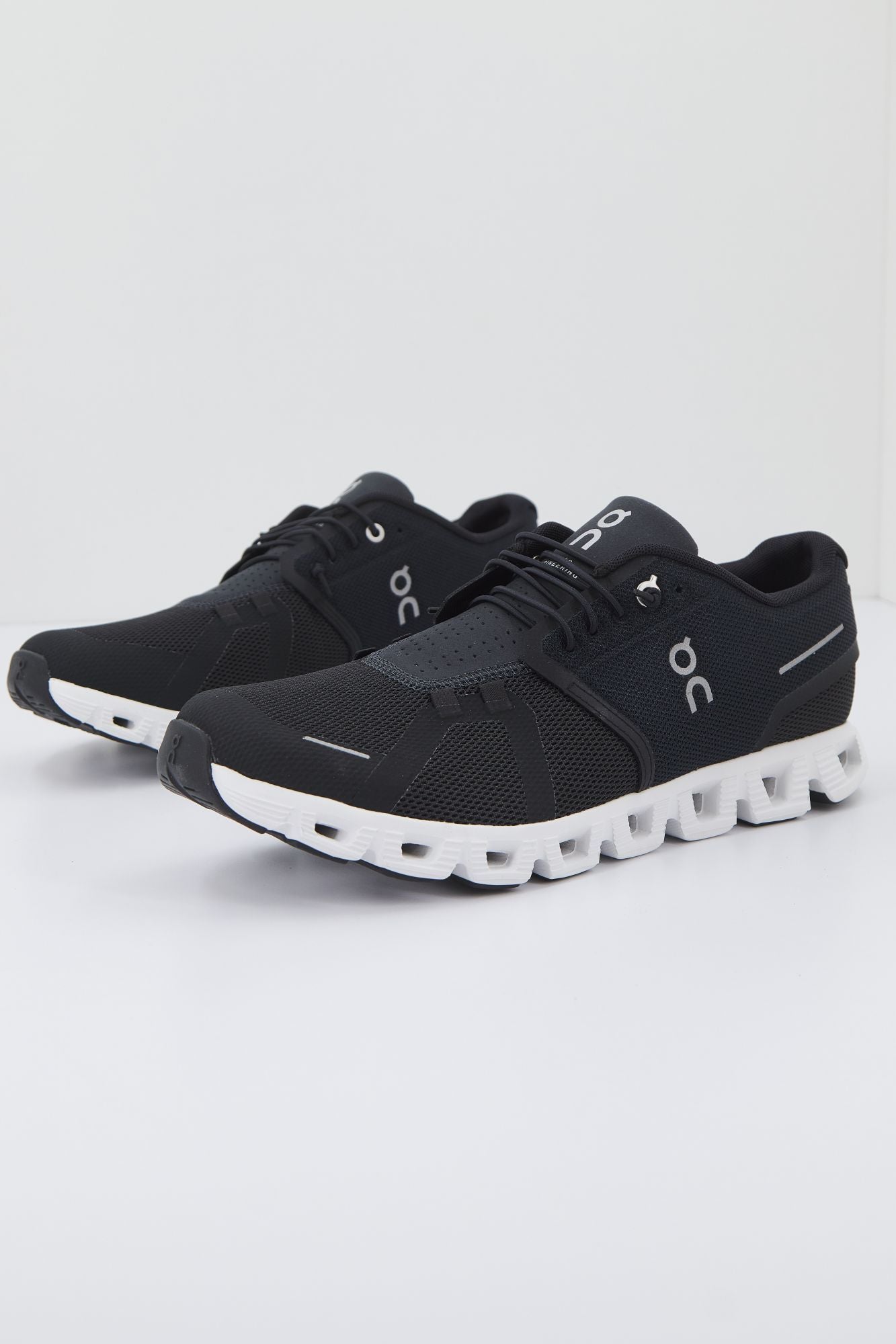 ON RUNNING CLOUD 5 en color NEGRO (2)