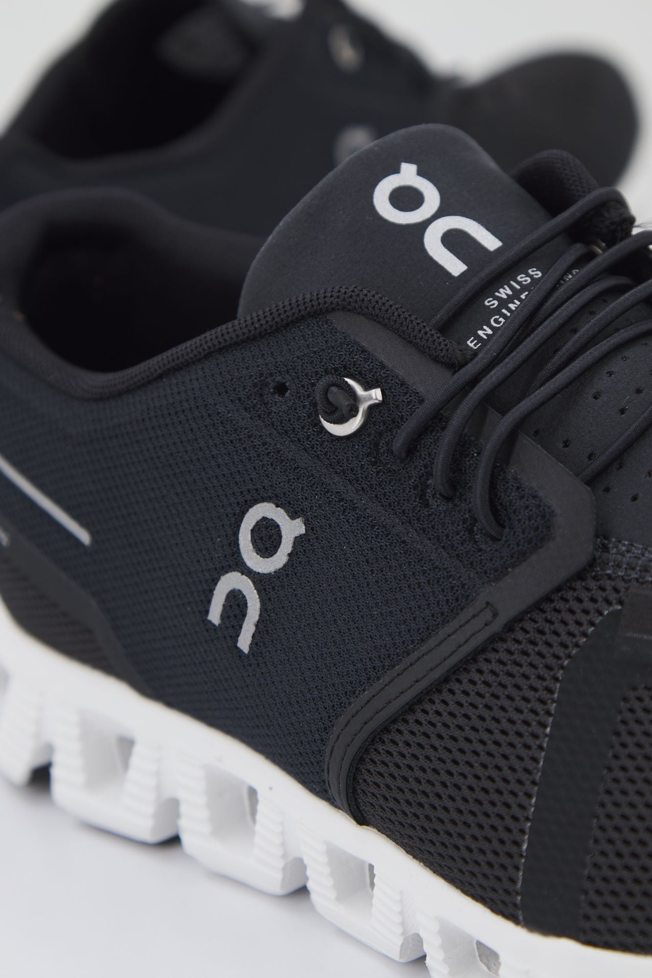 ON RUNNING CLOUD 5 en color NEGRO (4)