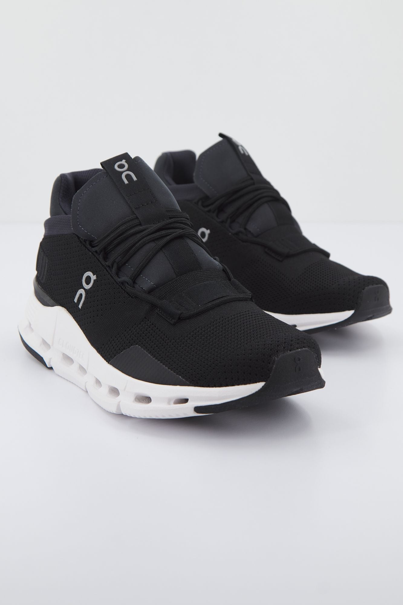 ON RUNNING CLOUDNOVA en color NEGRO (2)
