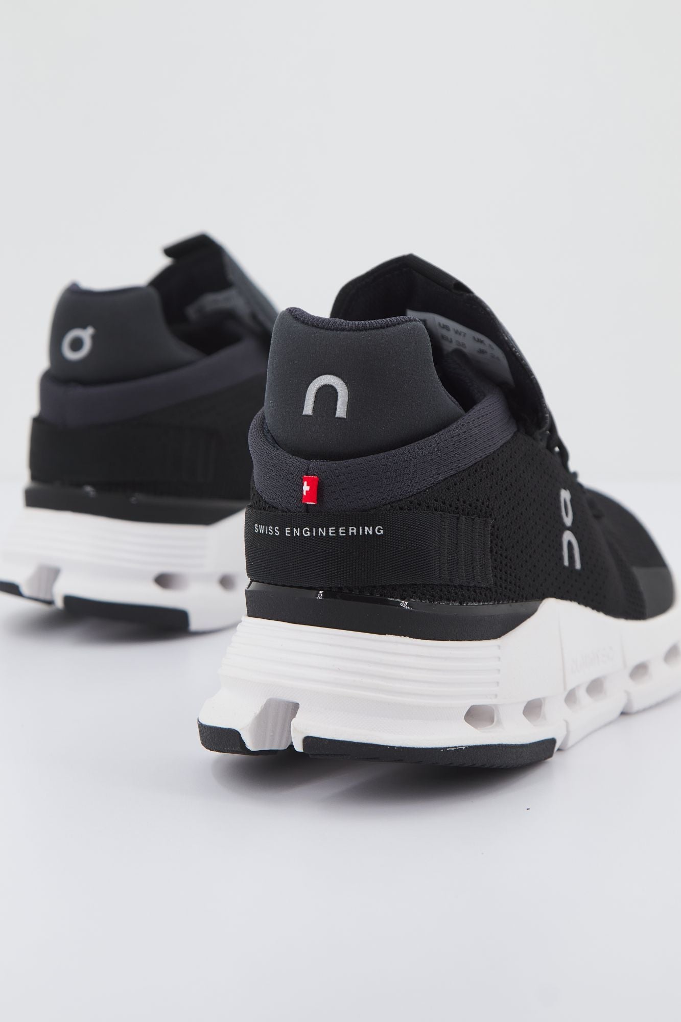 ON RUNNING CLOUDNOVA en color NEGRO (3)