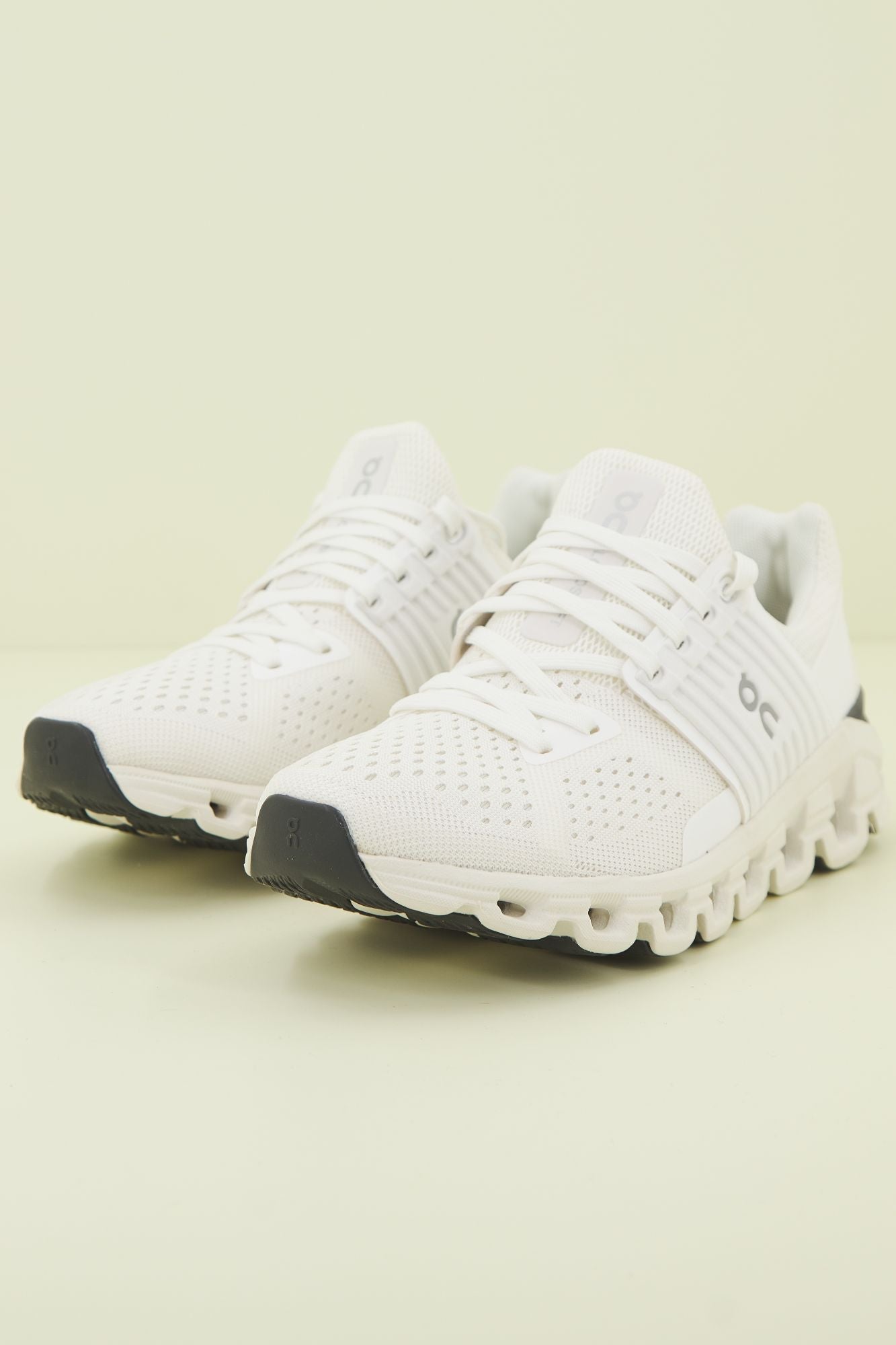 ON RUNNING CLOUDSWIFT en color BLANCO (2)