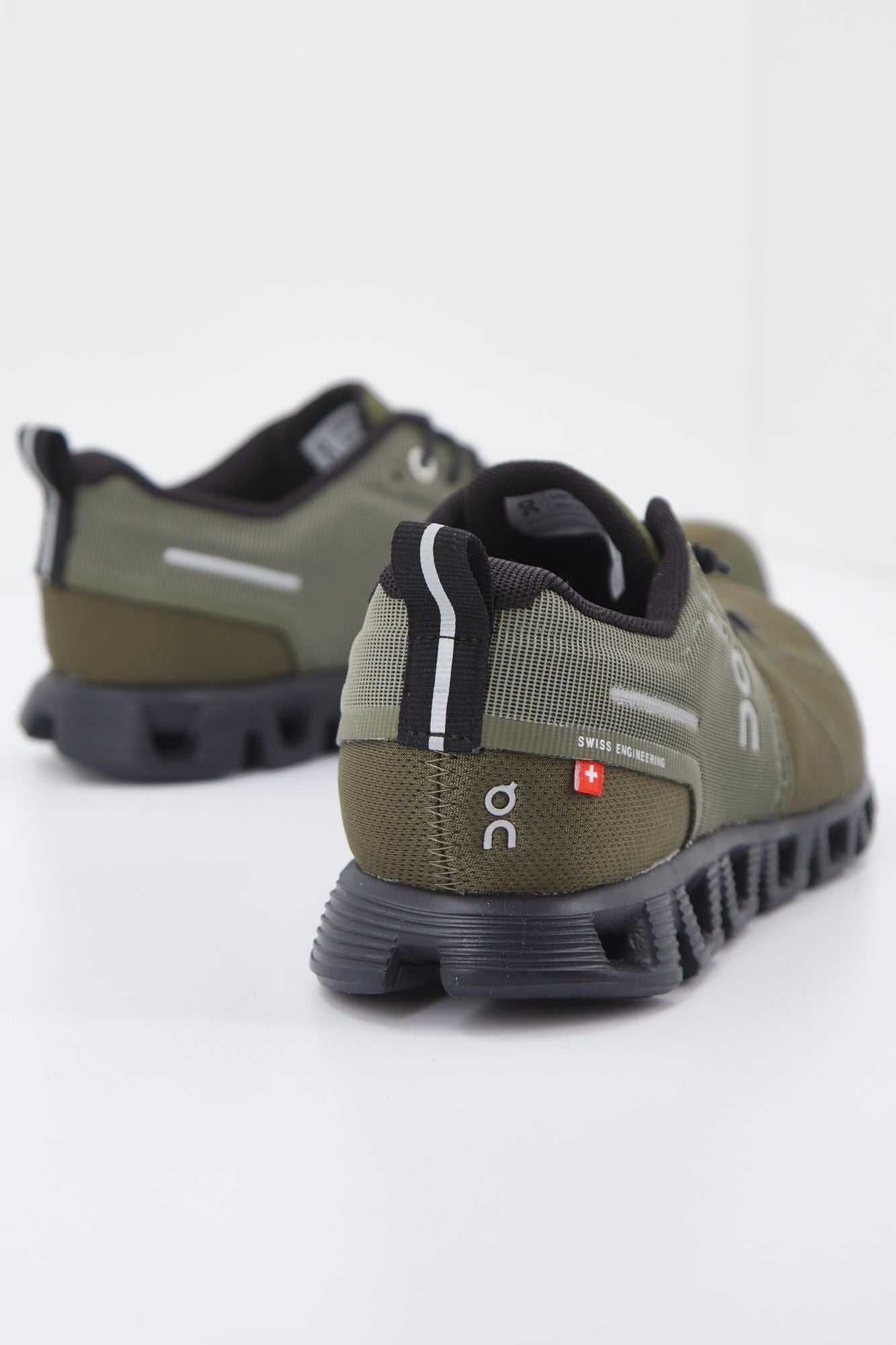 ON RUNNING CLOUD 5 WATERPROOF en color VERDE (3)