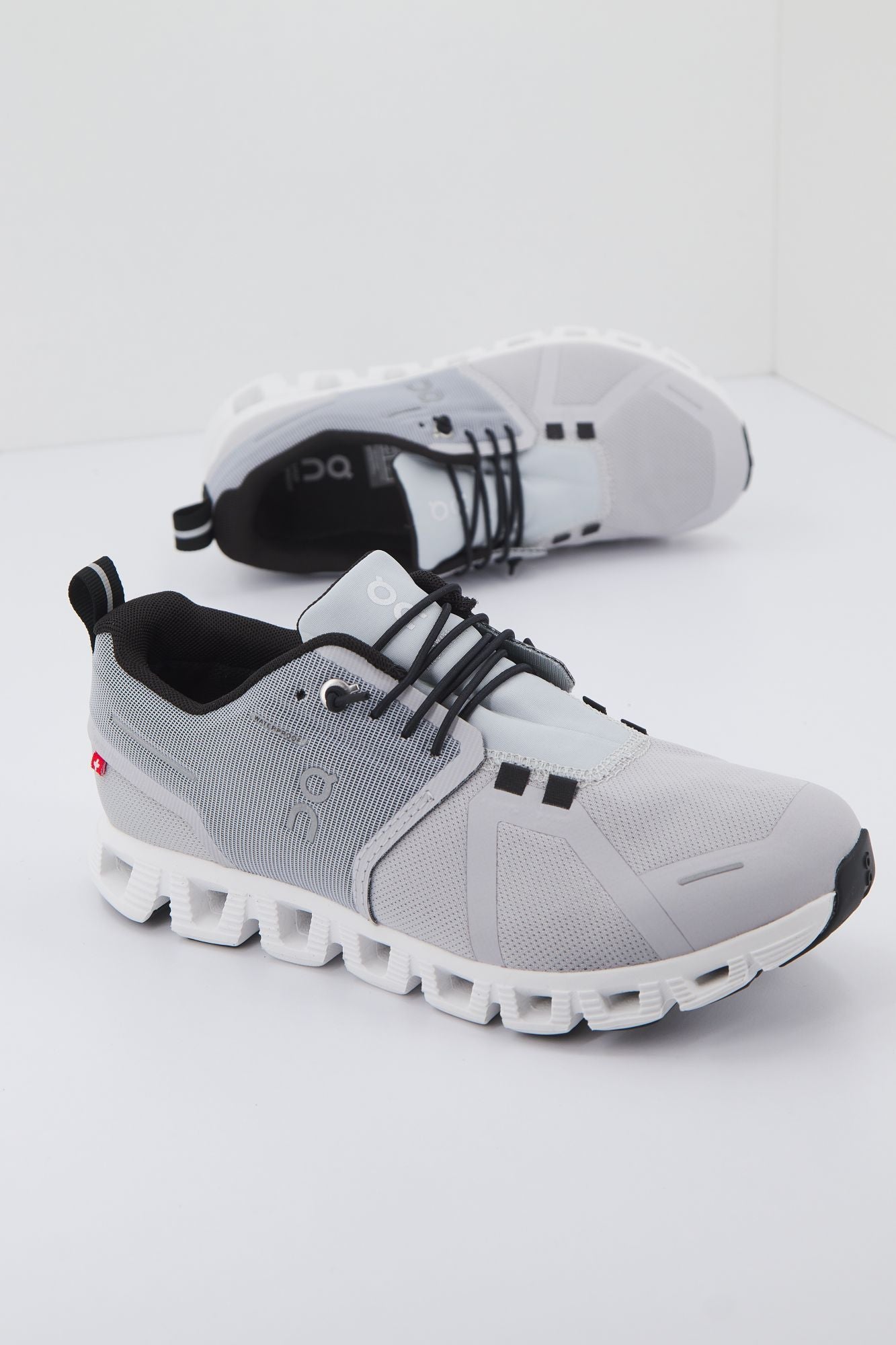ON RUNNING CLOUD 5 WATERPROOF en color GRIS (1)