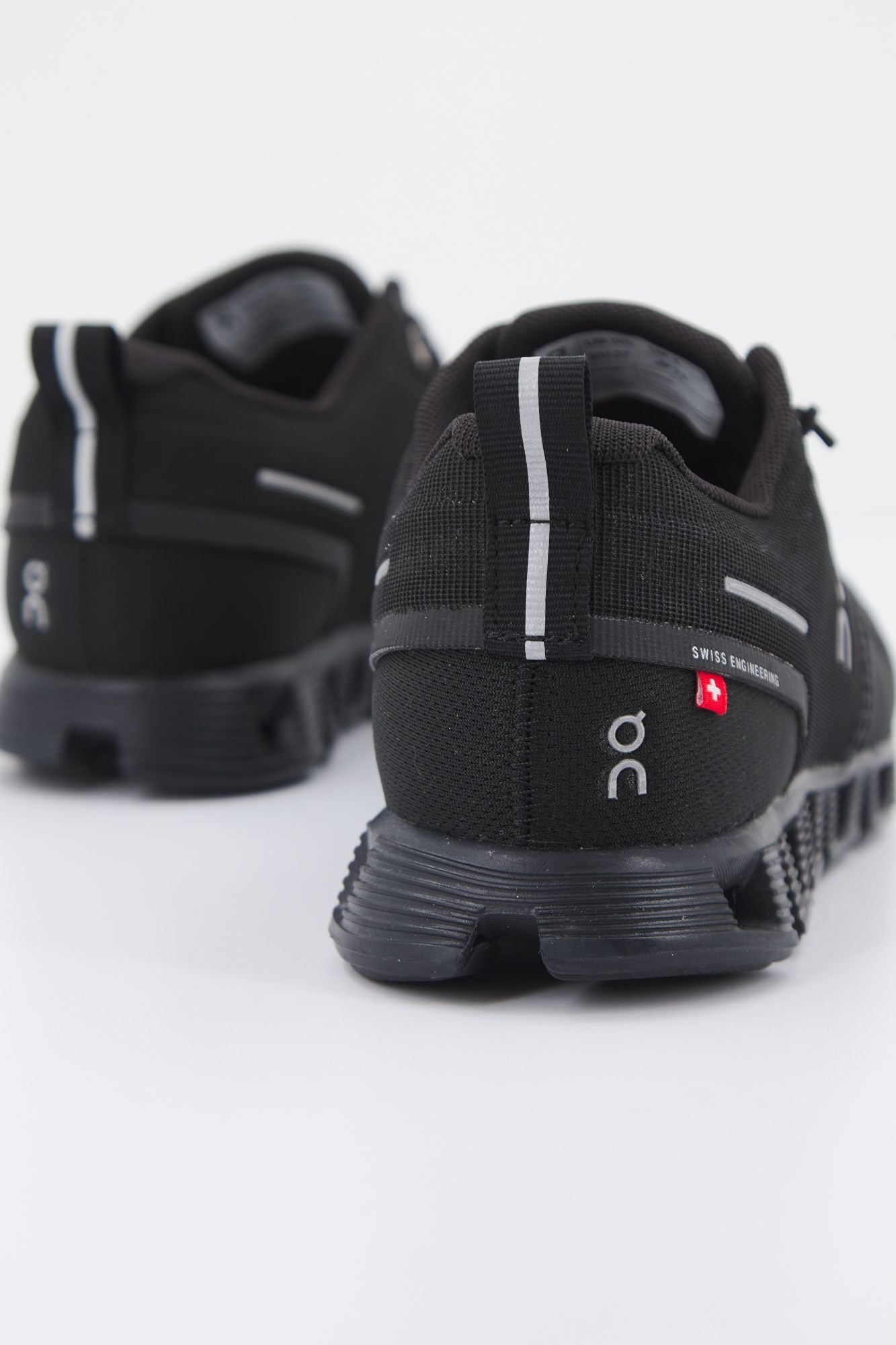ON RUNNING CLOUD 5 WATERPROOF en color NEGRO (3)
