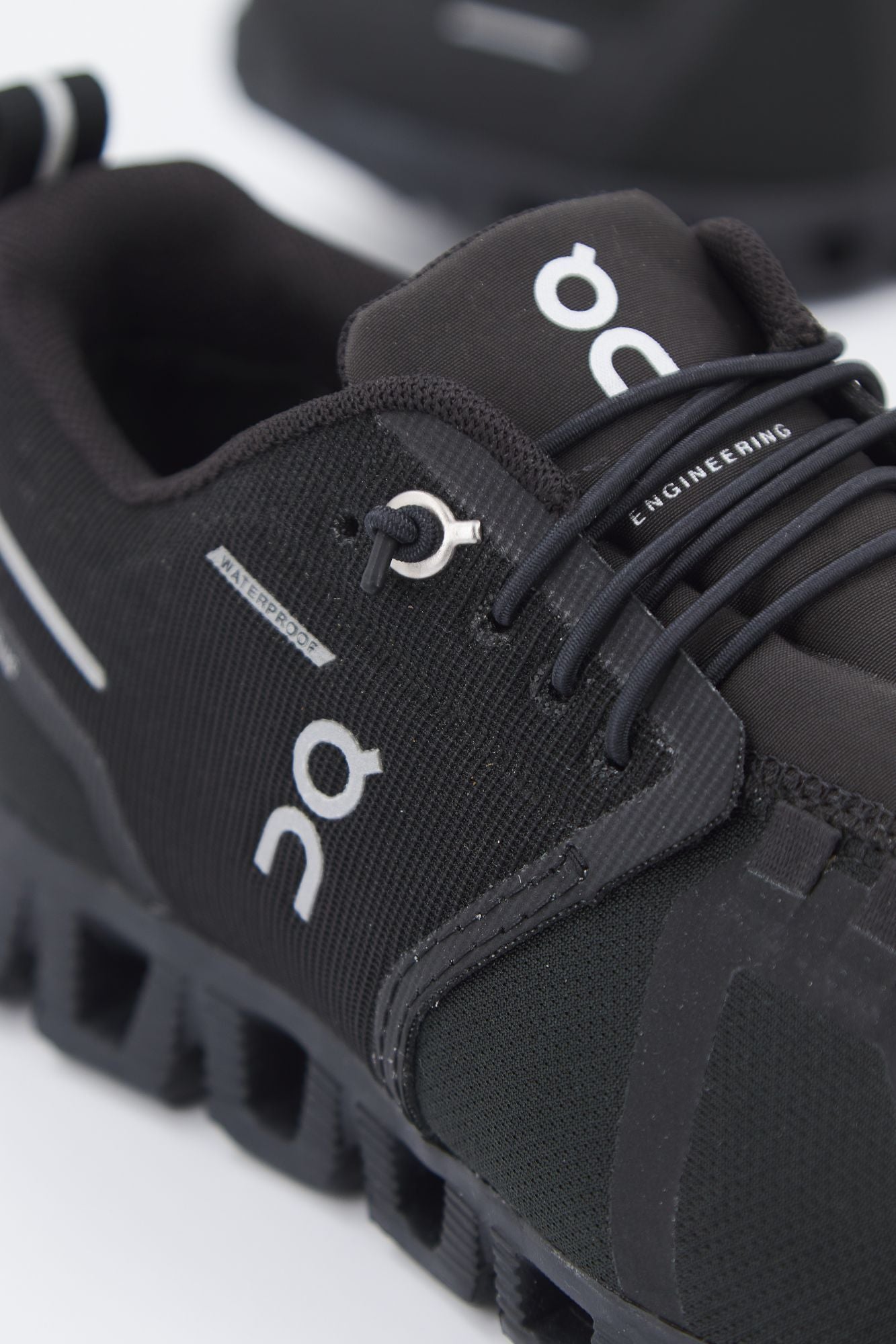 ON RUNNING CLOUD 5 WATERPROOF en color NEGRO (4)