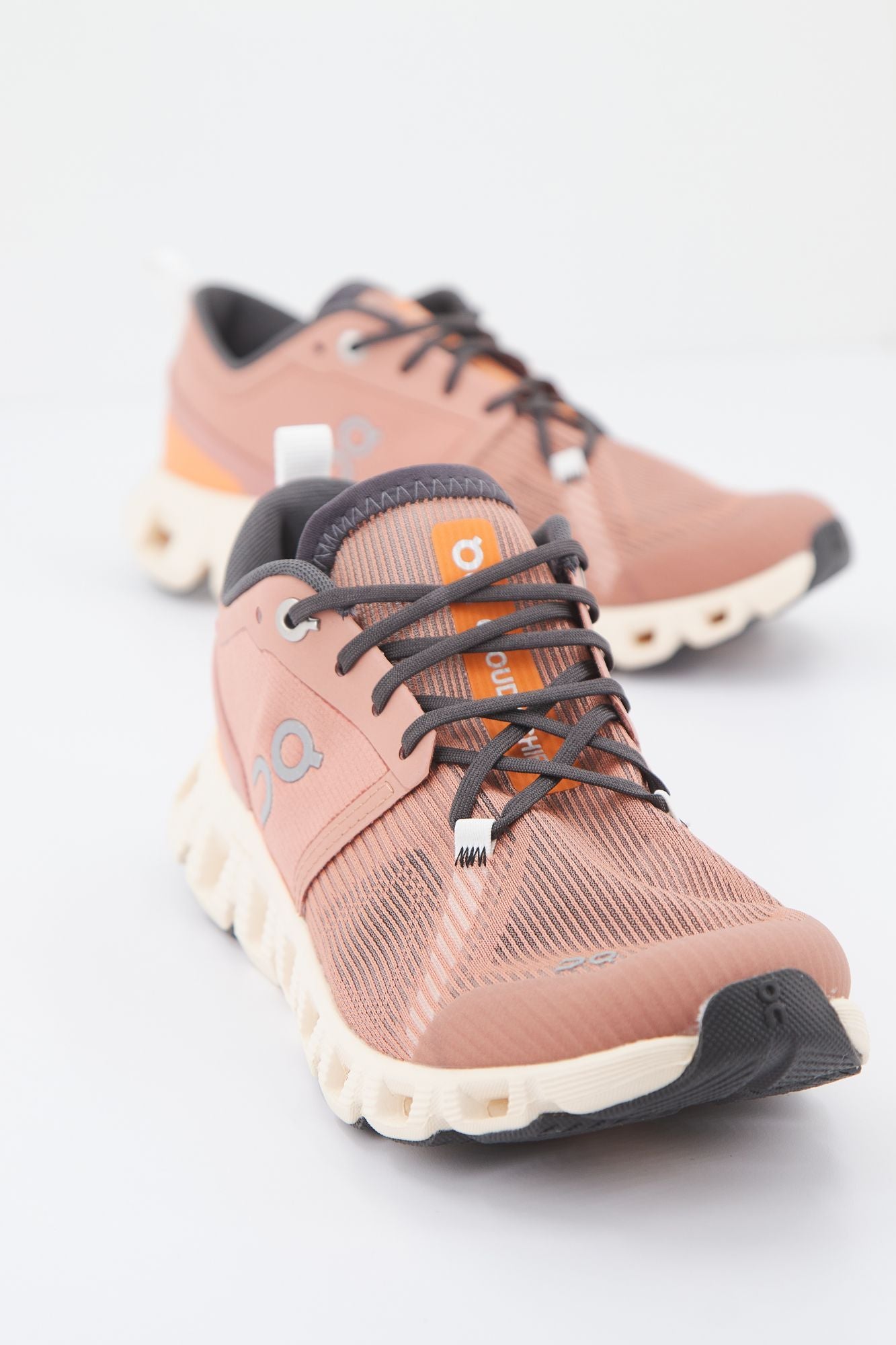 ON RUNNING CLOUD X 3 SHIFT en color ROSA (2)