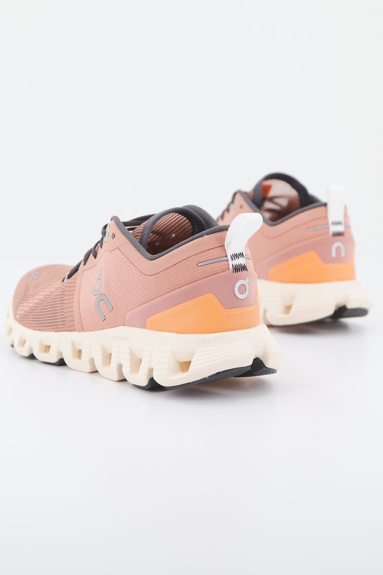 ON RUNNING CLOUD X 3 SHIFT en color ROSA (3)