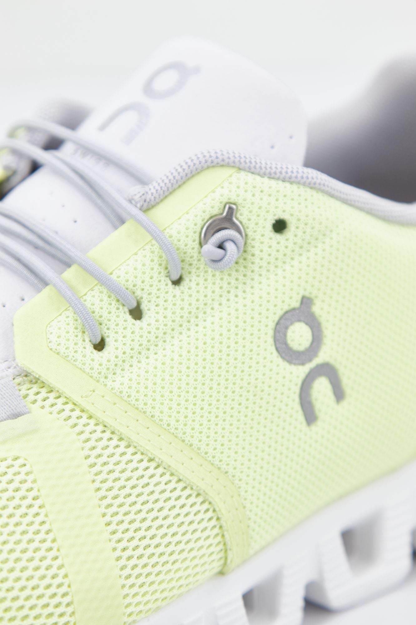 ON RUNNING  CLOUD 5 en color AMARILLO (4)