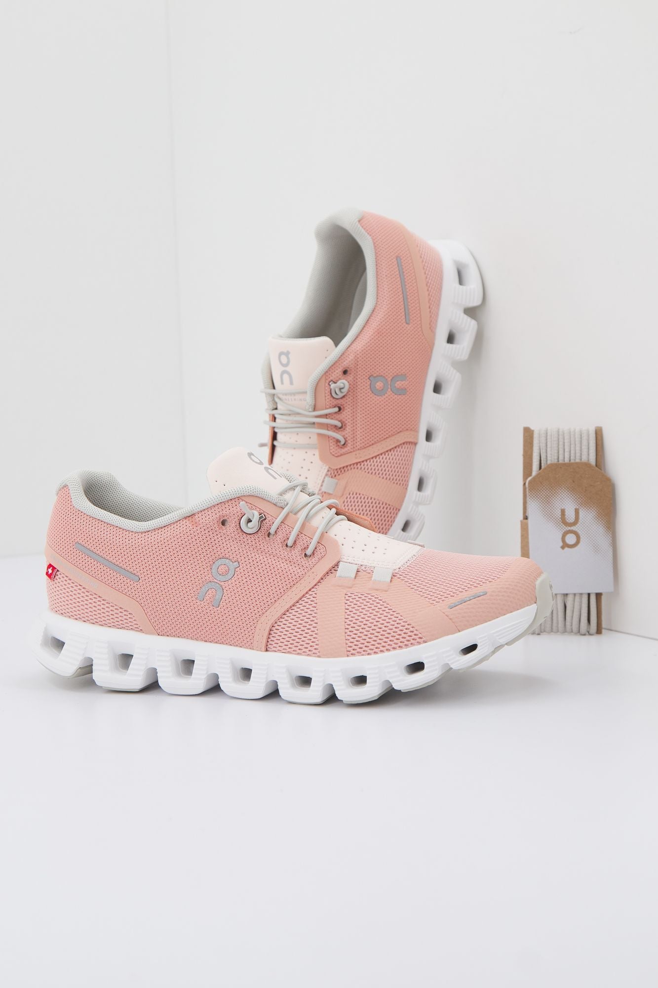 ON RUNNING CLOUD 5 en color ROSA (1)