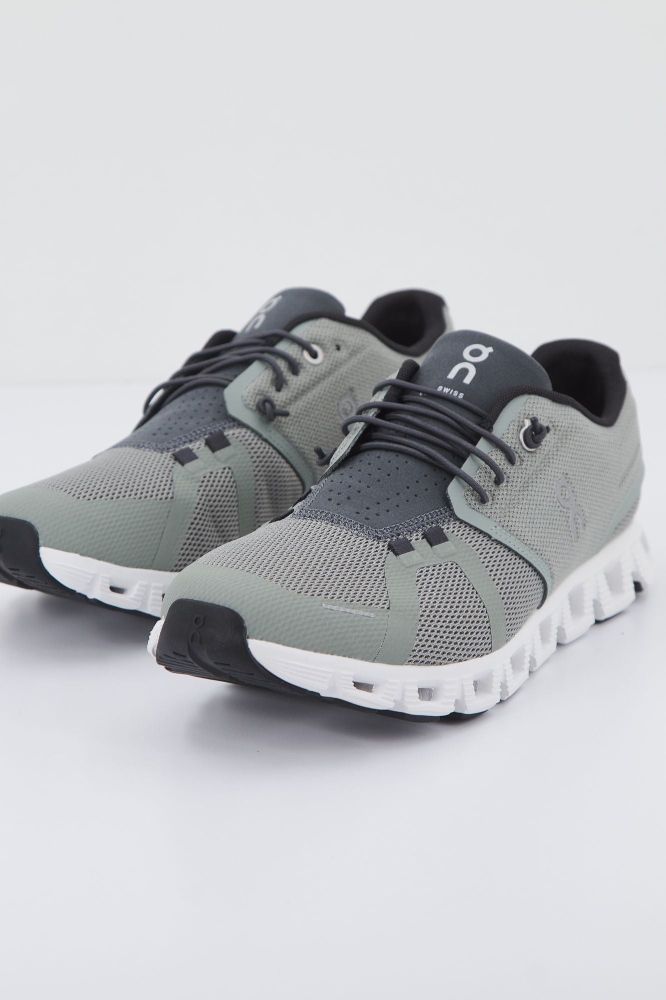 ON RUNNING  CLOUD 5 en color VERDE (2)