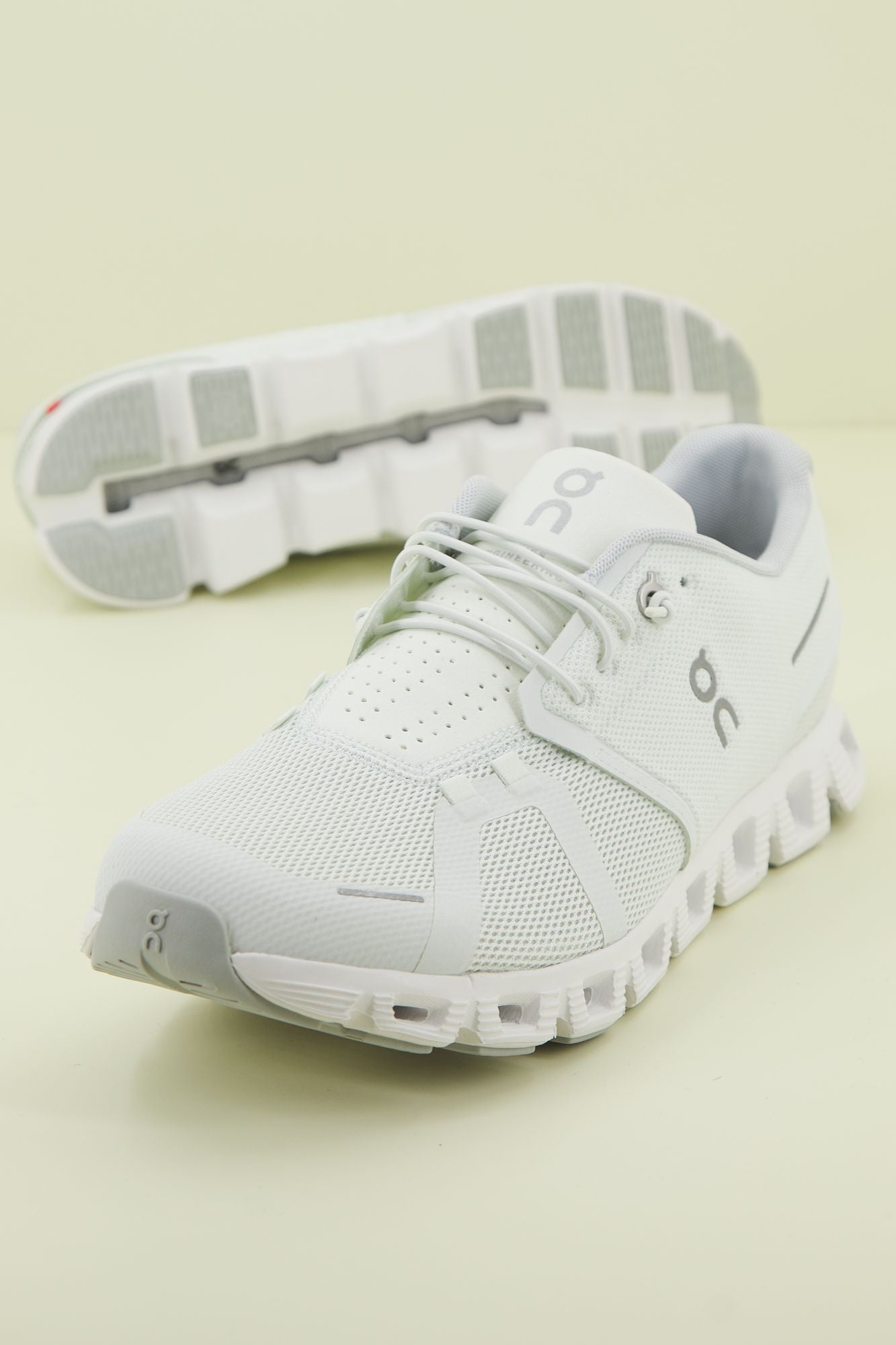 ON RUNNING  CLOUD 5 en color BLANCO (1)