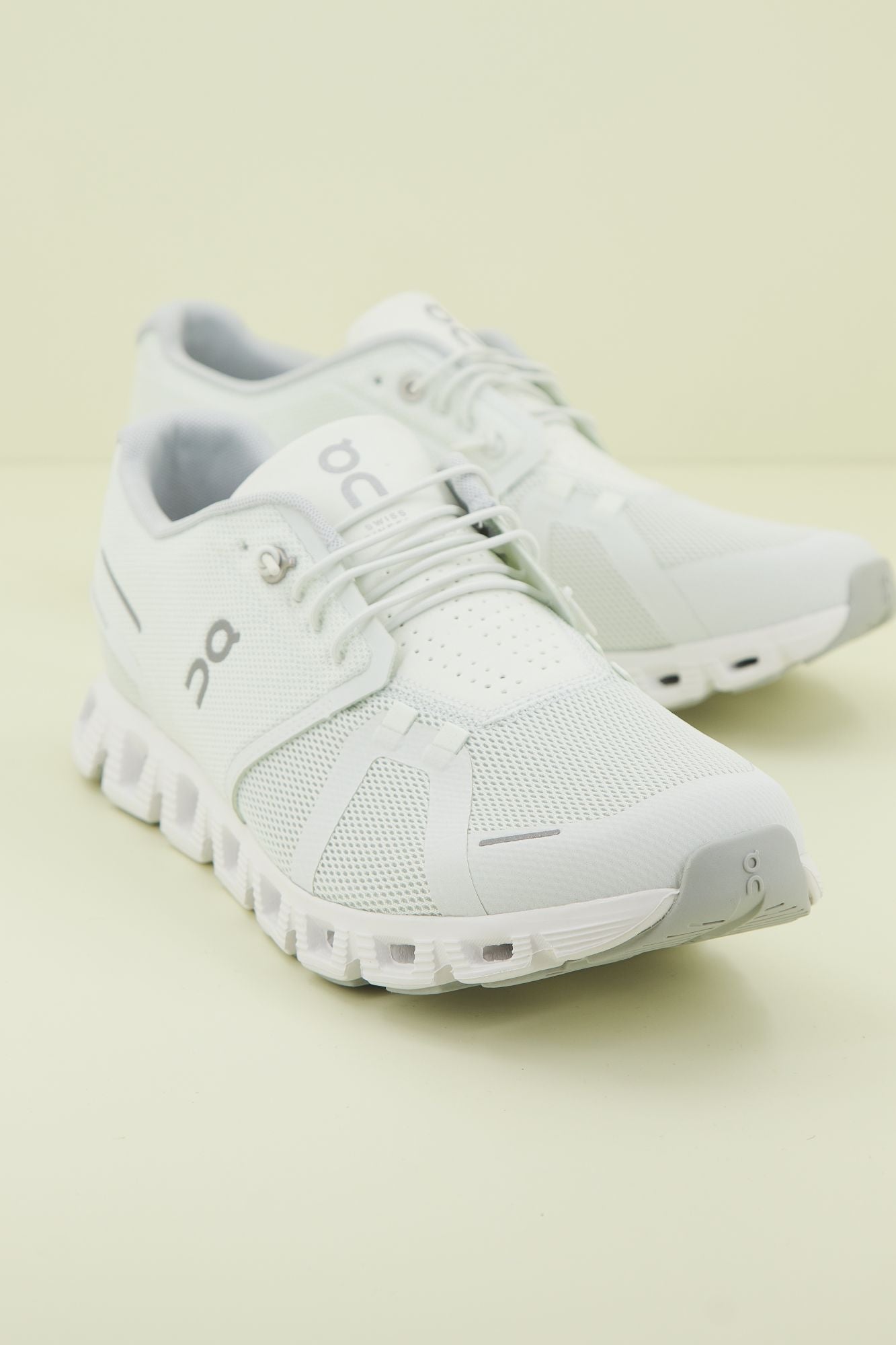 ON RUNNING  CLOUD 5 en color BLANCO (2)