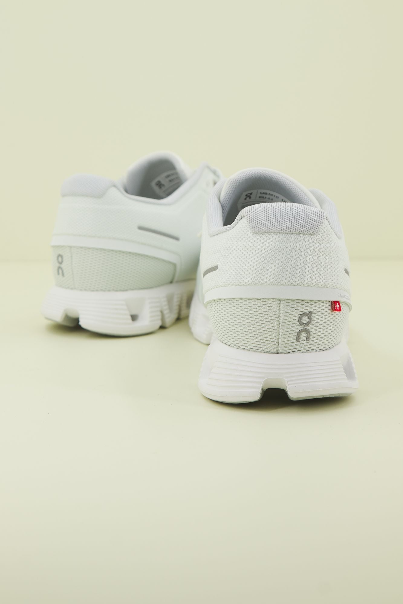 ON RUNNING  CLOUD 5 en color BLANCO (3)