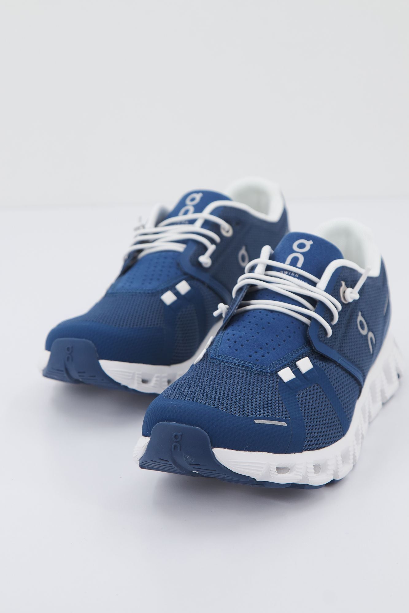 ON RUNNING CLOUD 5 en color AZUL (2)