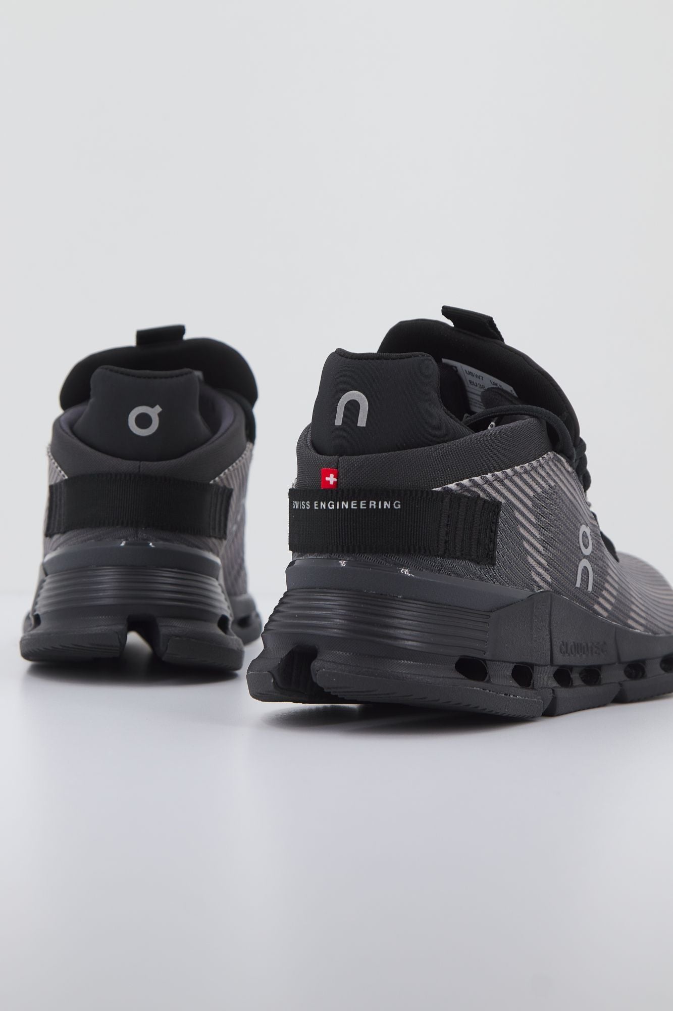 ON RUNNING CLOUDNOVA VOI en color NEGRO (3)