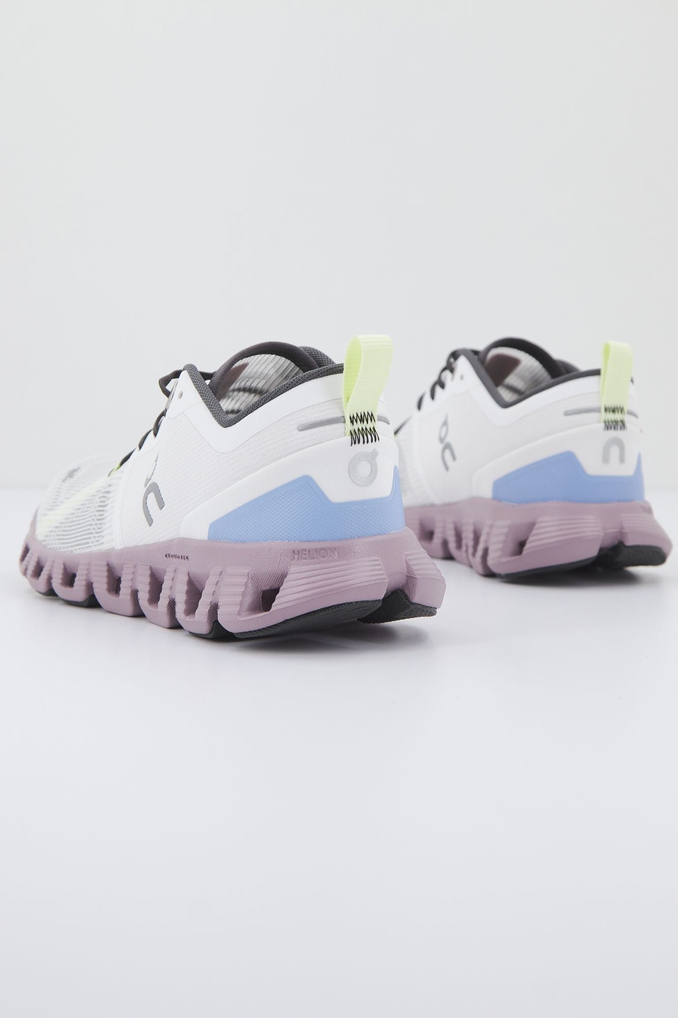 ON RUNNING CLOUD X SHIFT en color BLANCO (3)