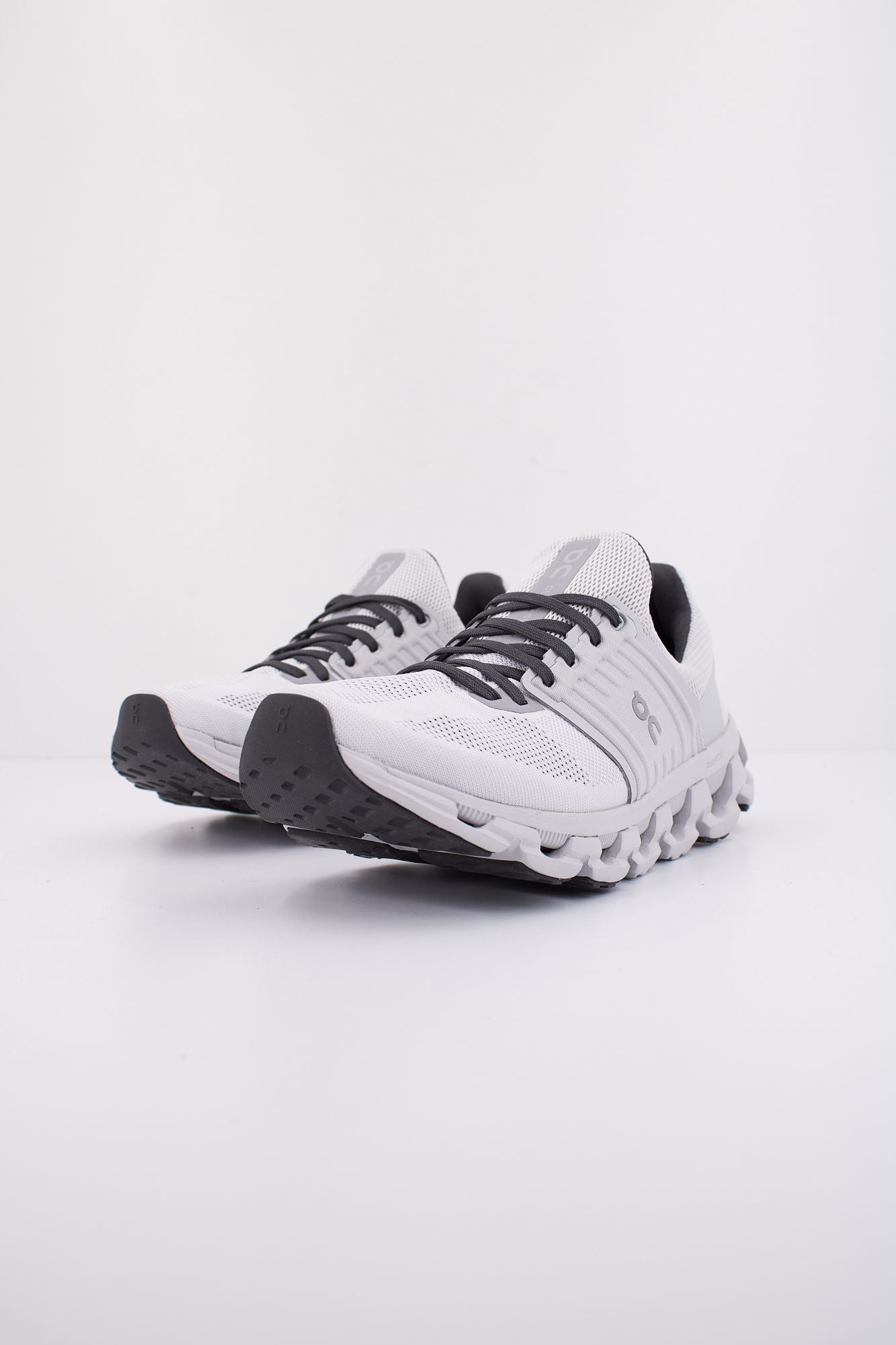 ON RUNNING CLOUDNOVA en color GRIS (2)