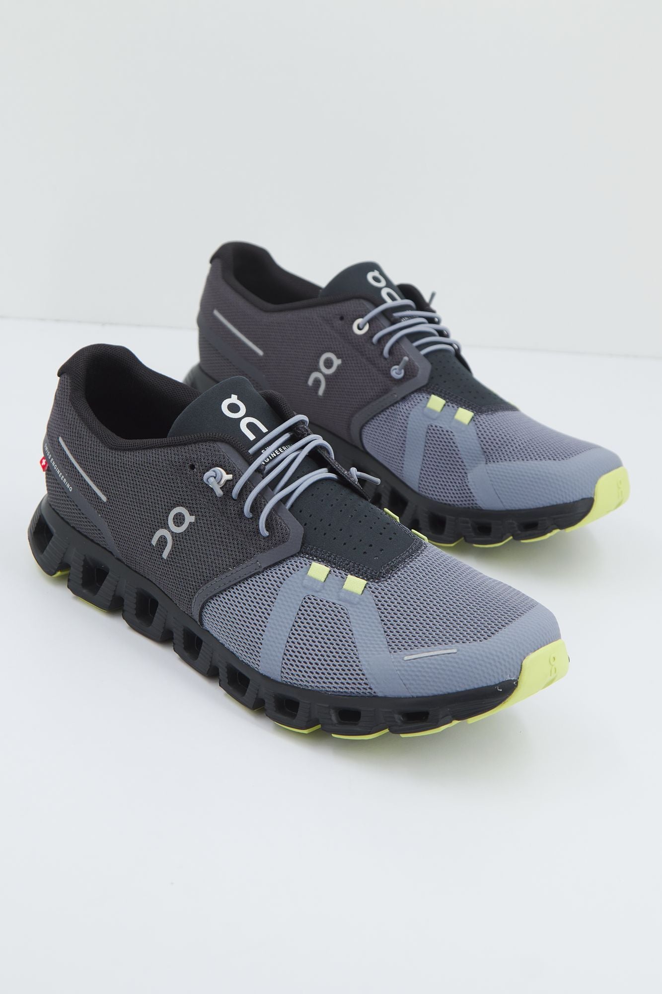 ON RUNNING CLOUD 5 en color GRIS (1)