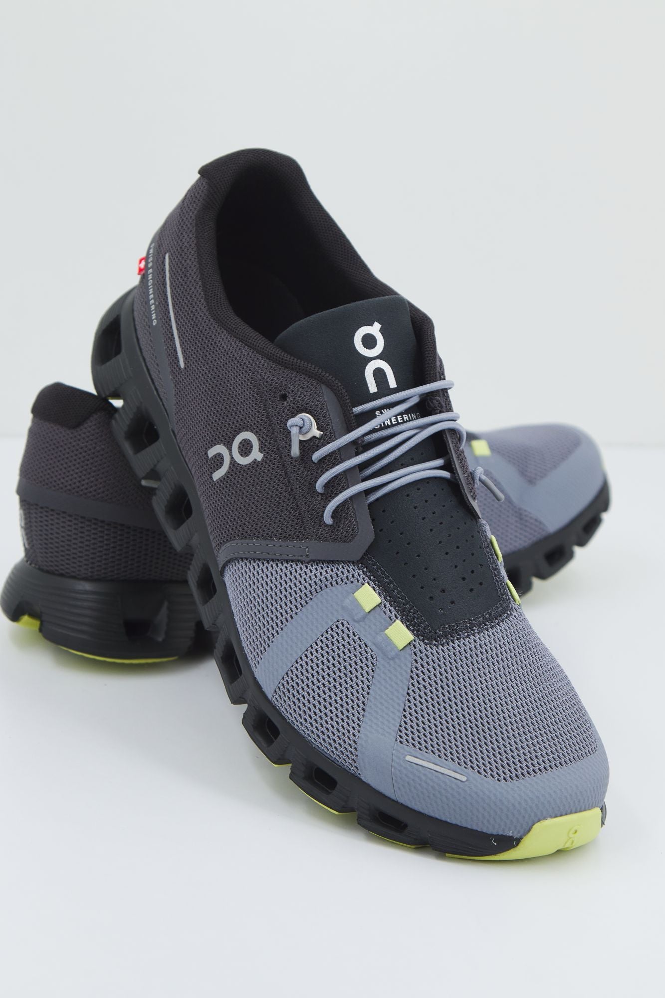 ON RUNNING CLOUD 5 en color GRIS (3)