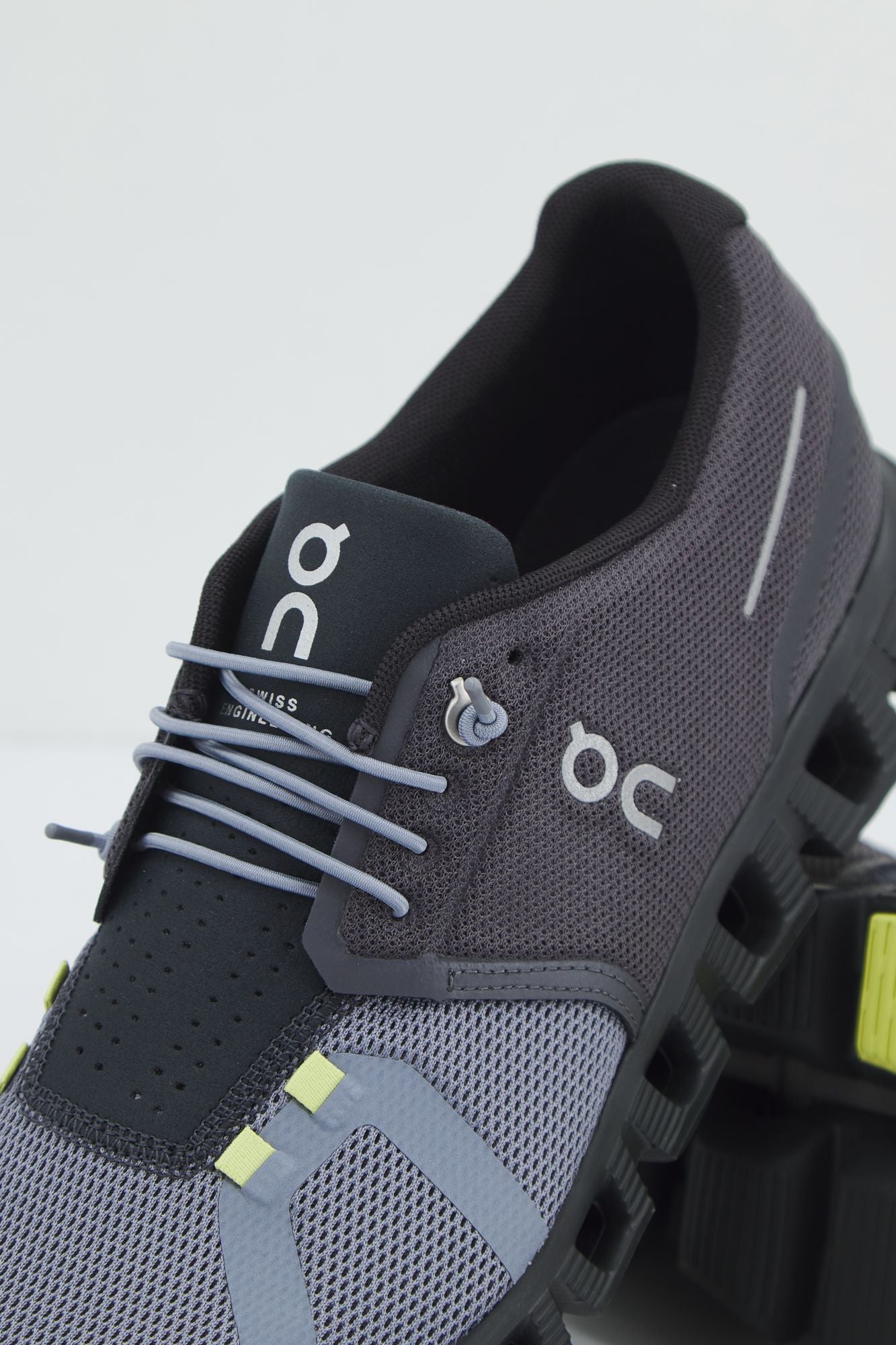 ON RUNNING CLOUD 5 en color GRIS (4)