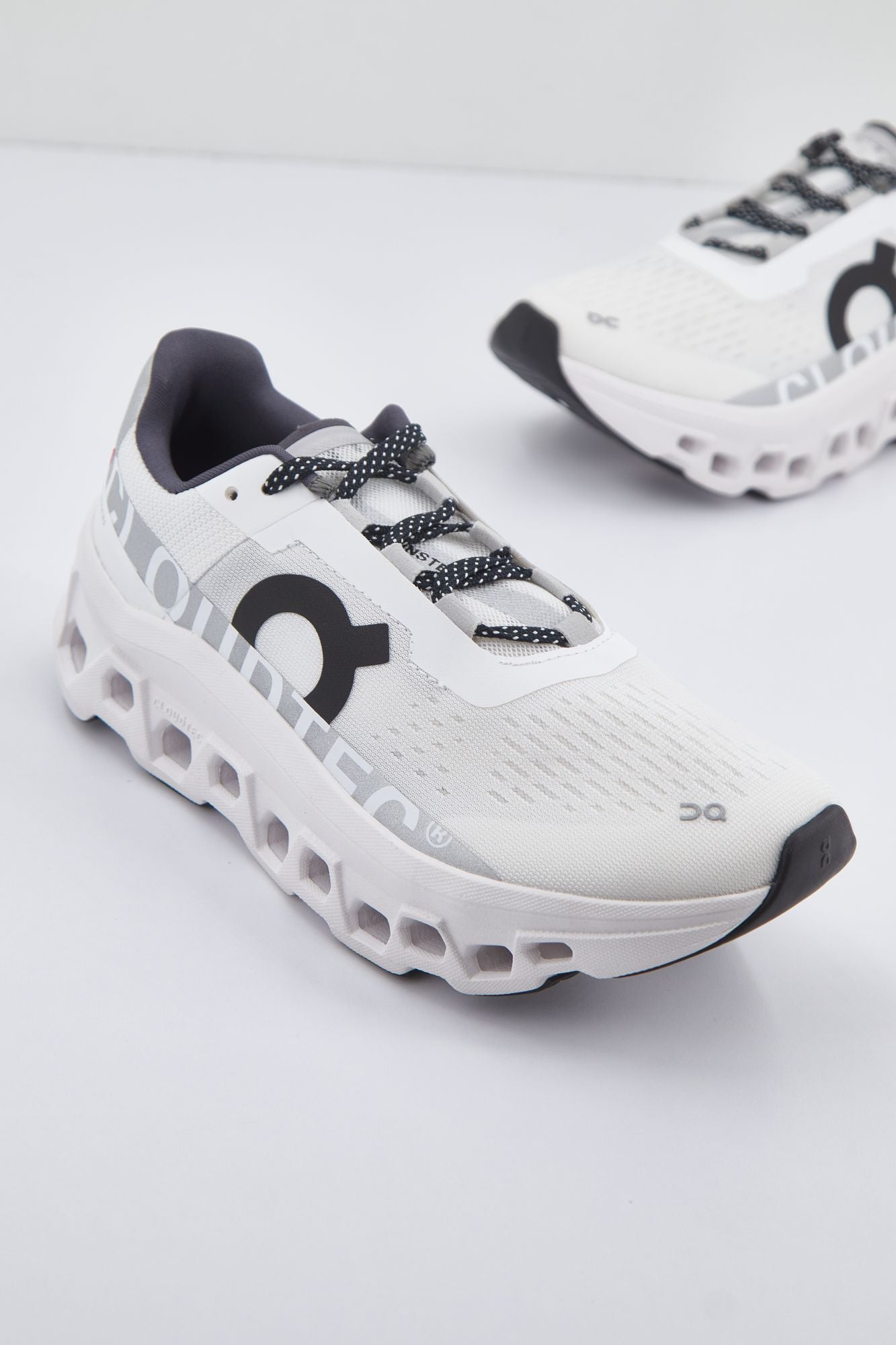 ON RUNNING CLOUDMONSTER en color BLANCO (1)