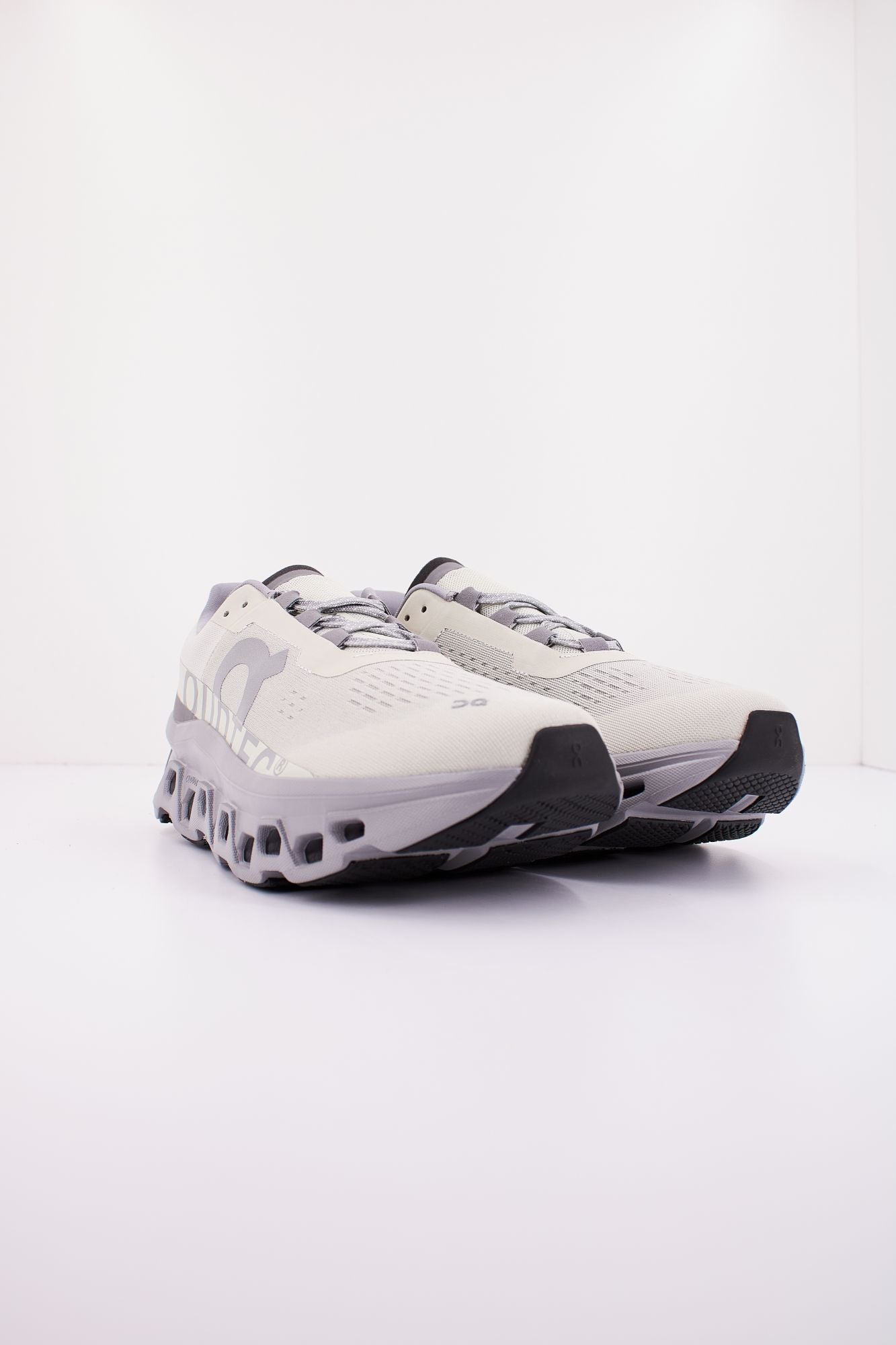 ON RUNNING CLOUDMONSTER en color GRIS (2)