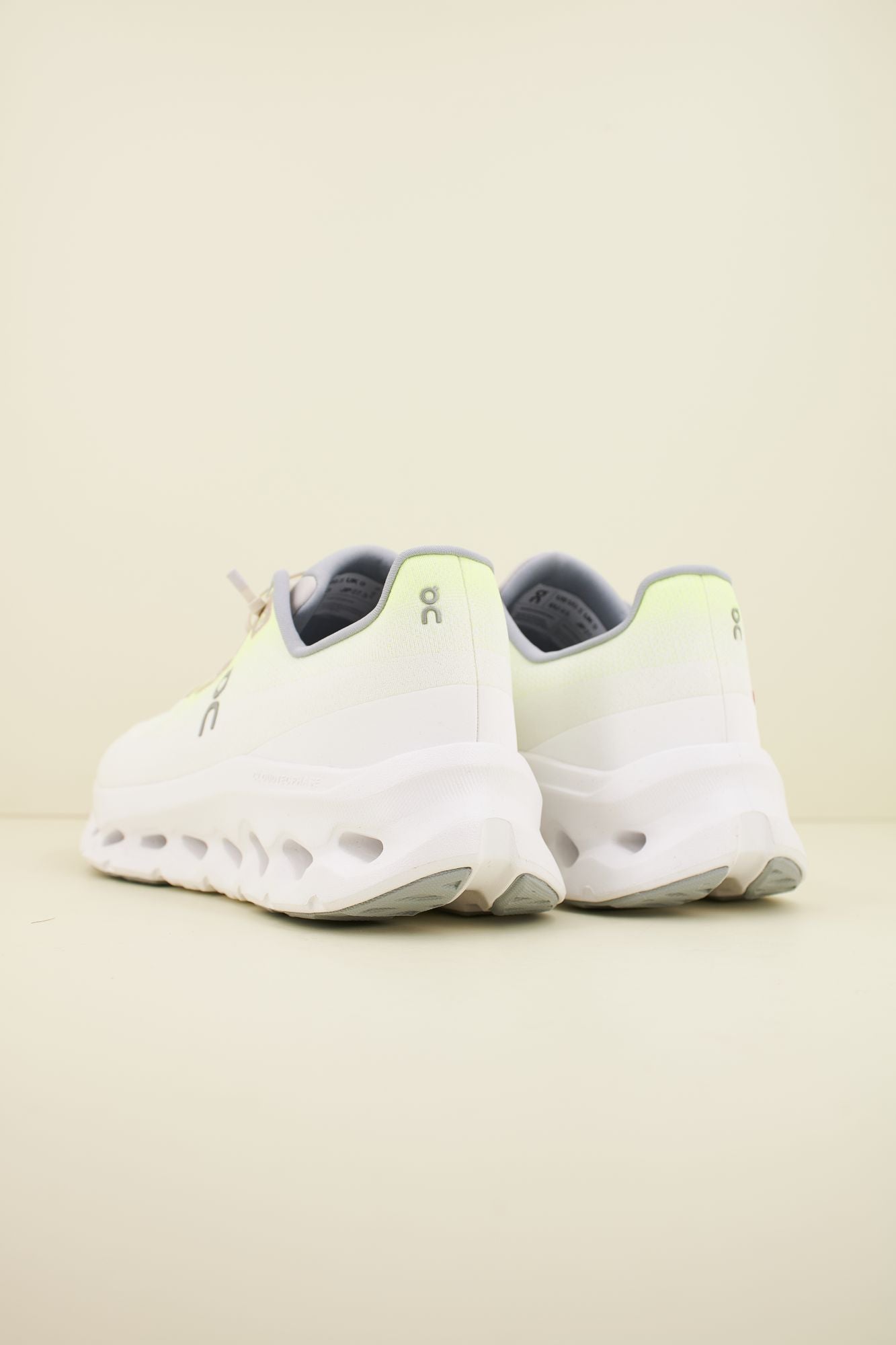 ON RUNNING CLOUDTILT M en color BLANCO (3)