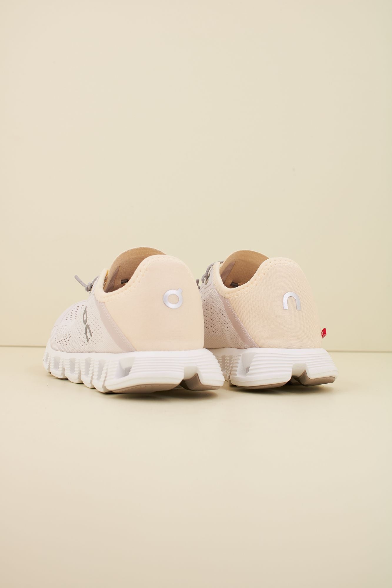 ON RUNNING CLOUD 5 COAST W en color BEIS (3)