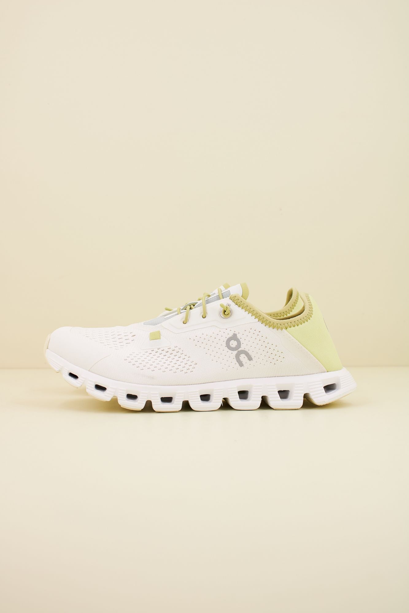 ON RUNNING CLOUD 5 COAST W en color BLANCO (1)