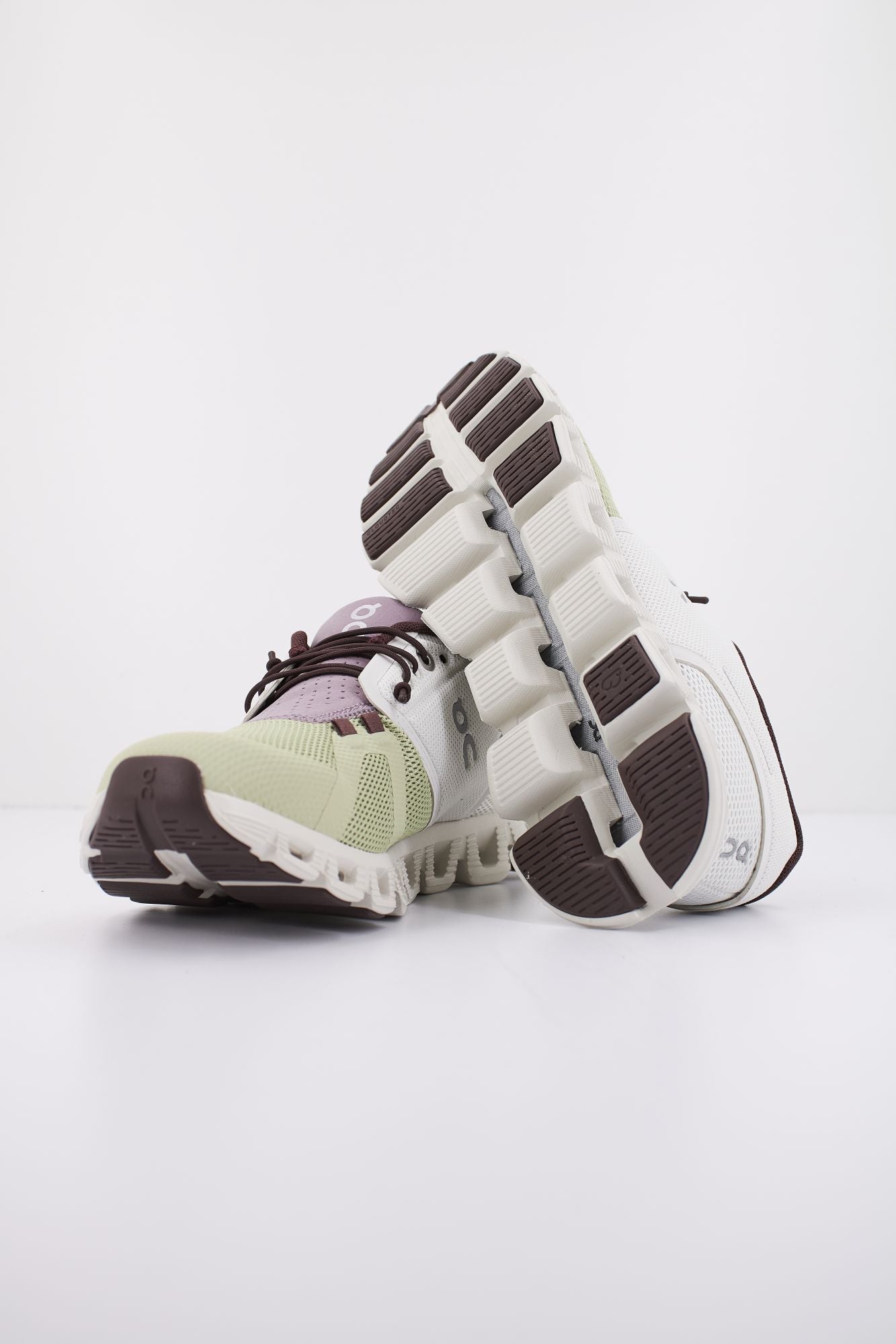 ON RUNNING CLOUD 5 W ICE en color VERDE (4)