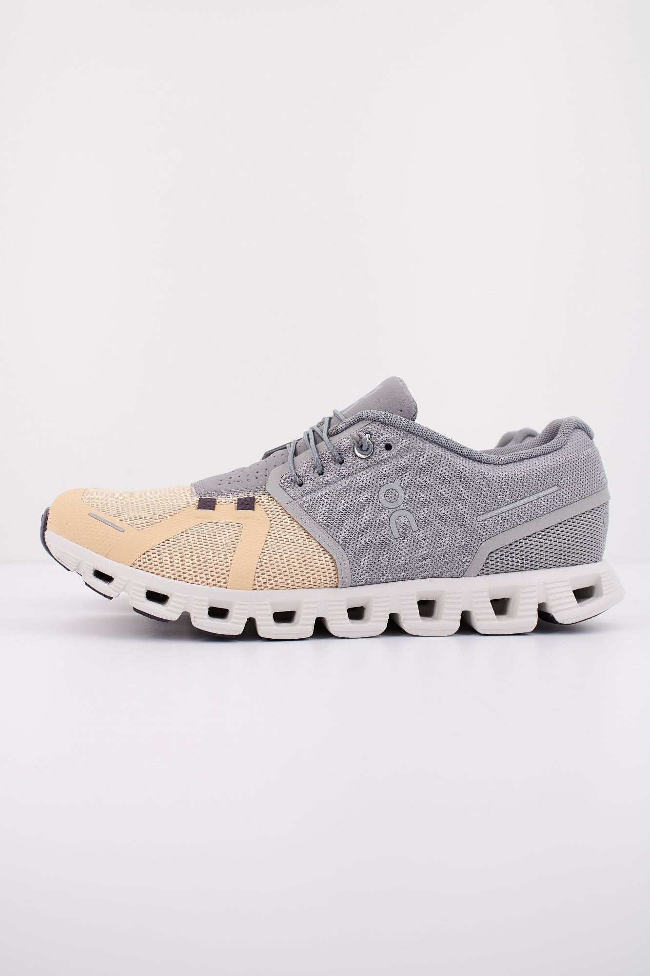 ON RUNNING CLOUD 5 M FOG en color GRIS (1)