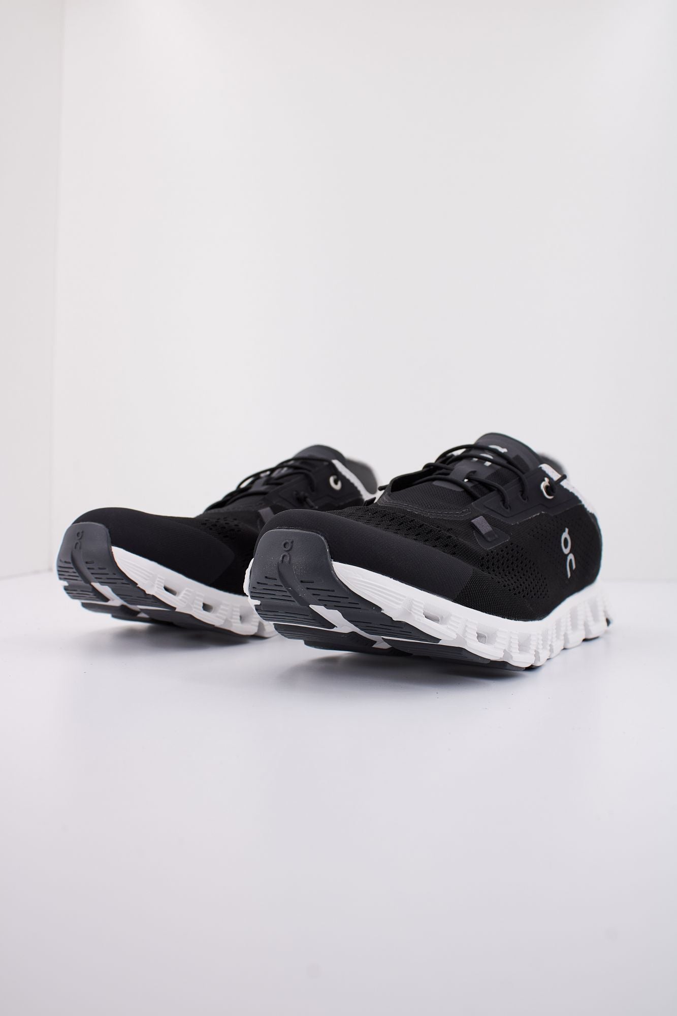 ON RUNNING CLOUD 5 COAST M en color NEGRO (2)