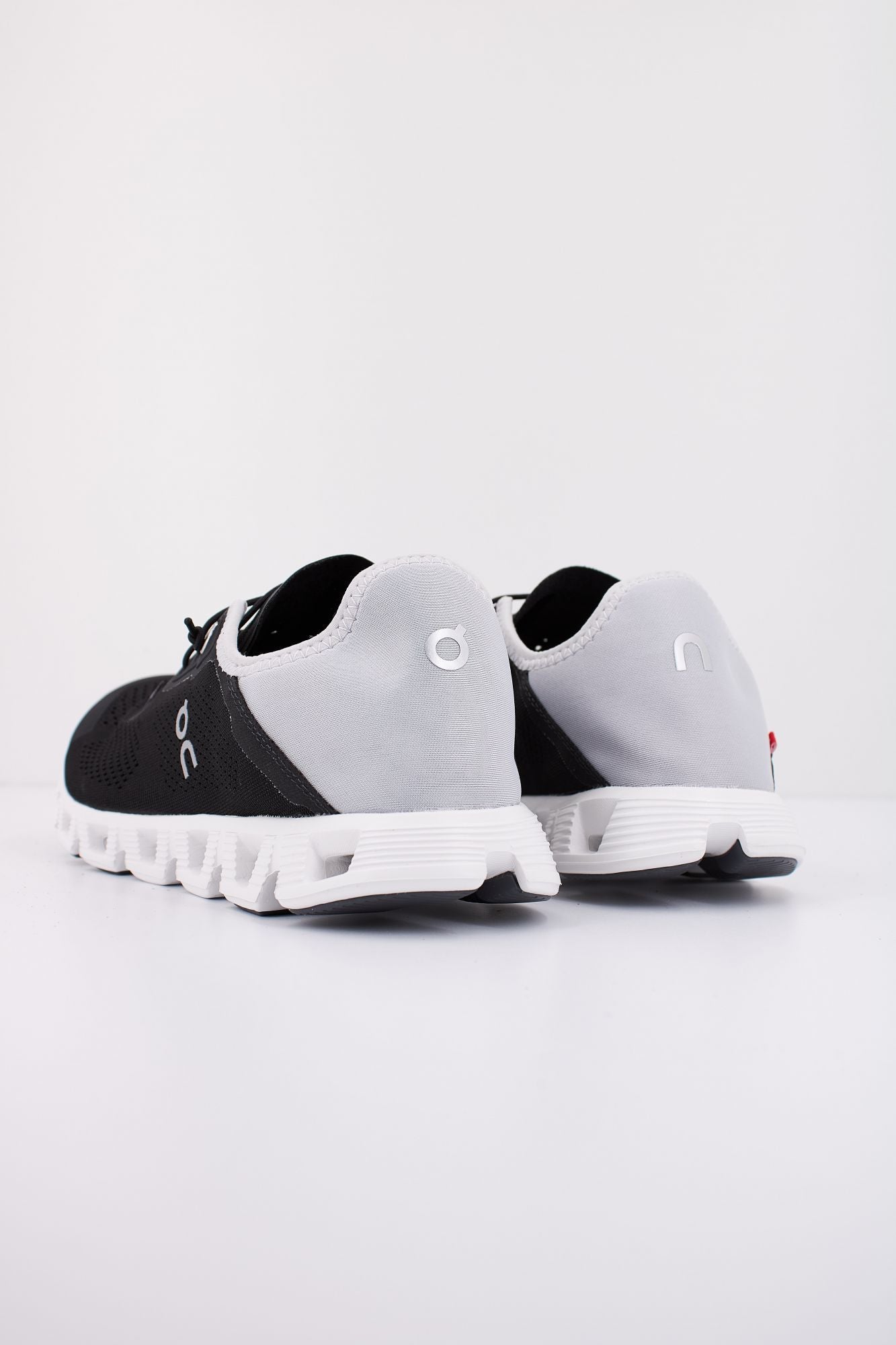 ON RUNNING CLOUD 5 COAST M en color NEGRO (3)