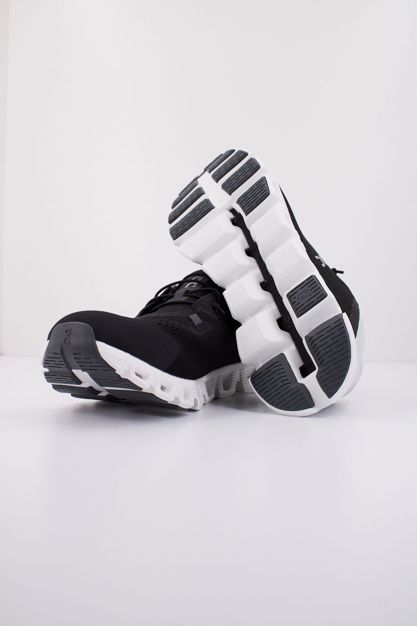 ON RUNNING CLOUD 5 COAST M en color NEGRO (4)