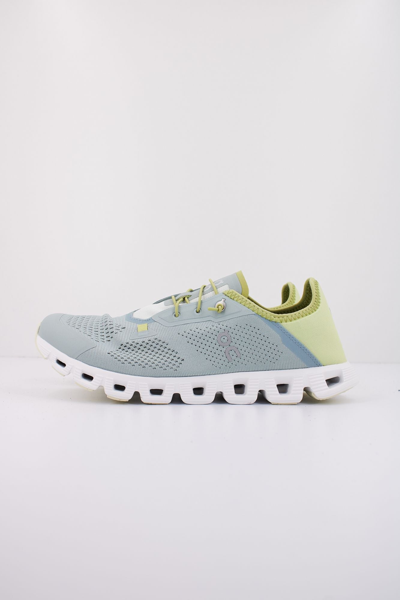 ON RUNNING CLOUD 5 COAST M en color VERDE (1)