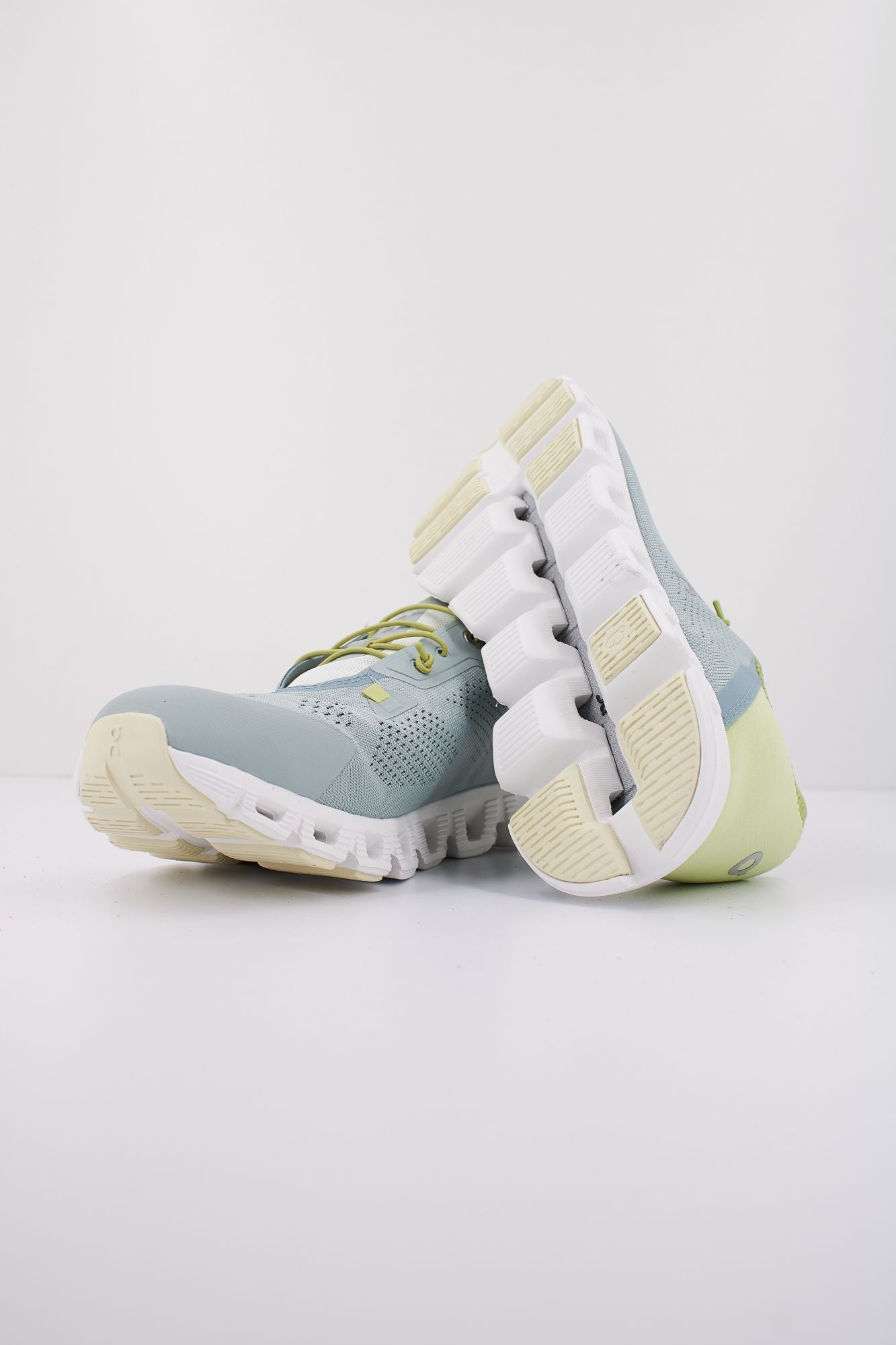 ON RUNNING CLOUD 5 COAST M en color VERDE (4)