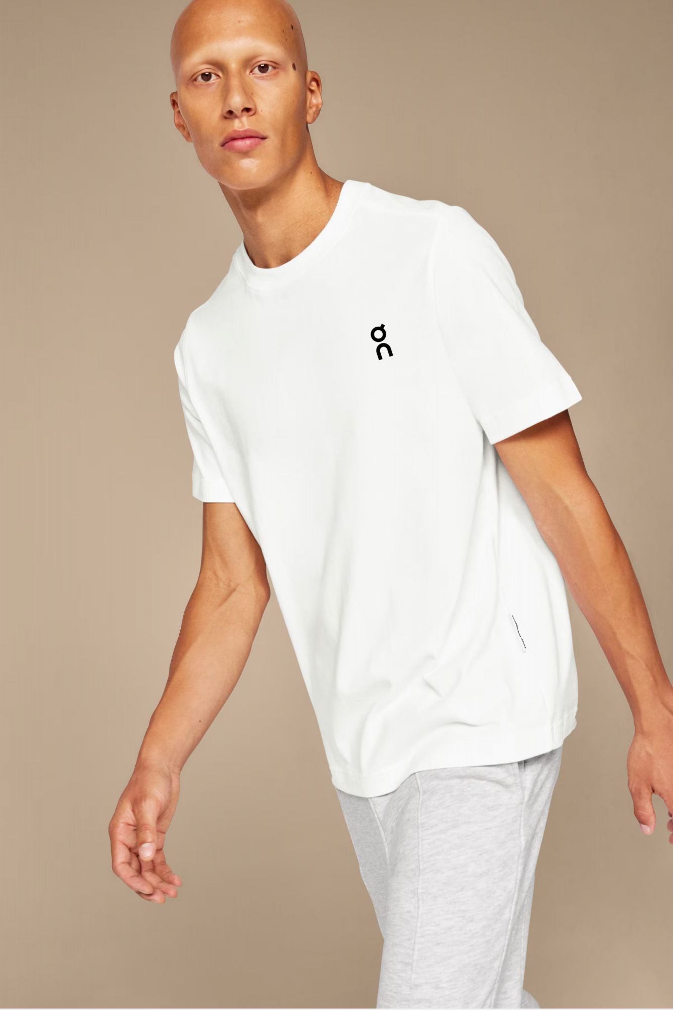 ON RUNNING  CLUB T en color BLANCO (1)