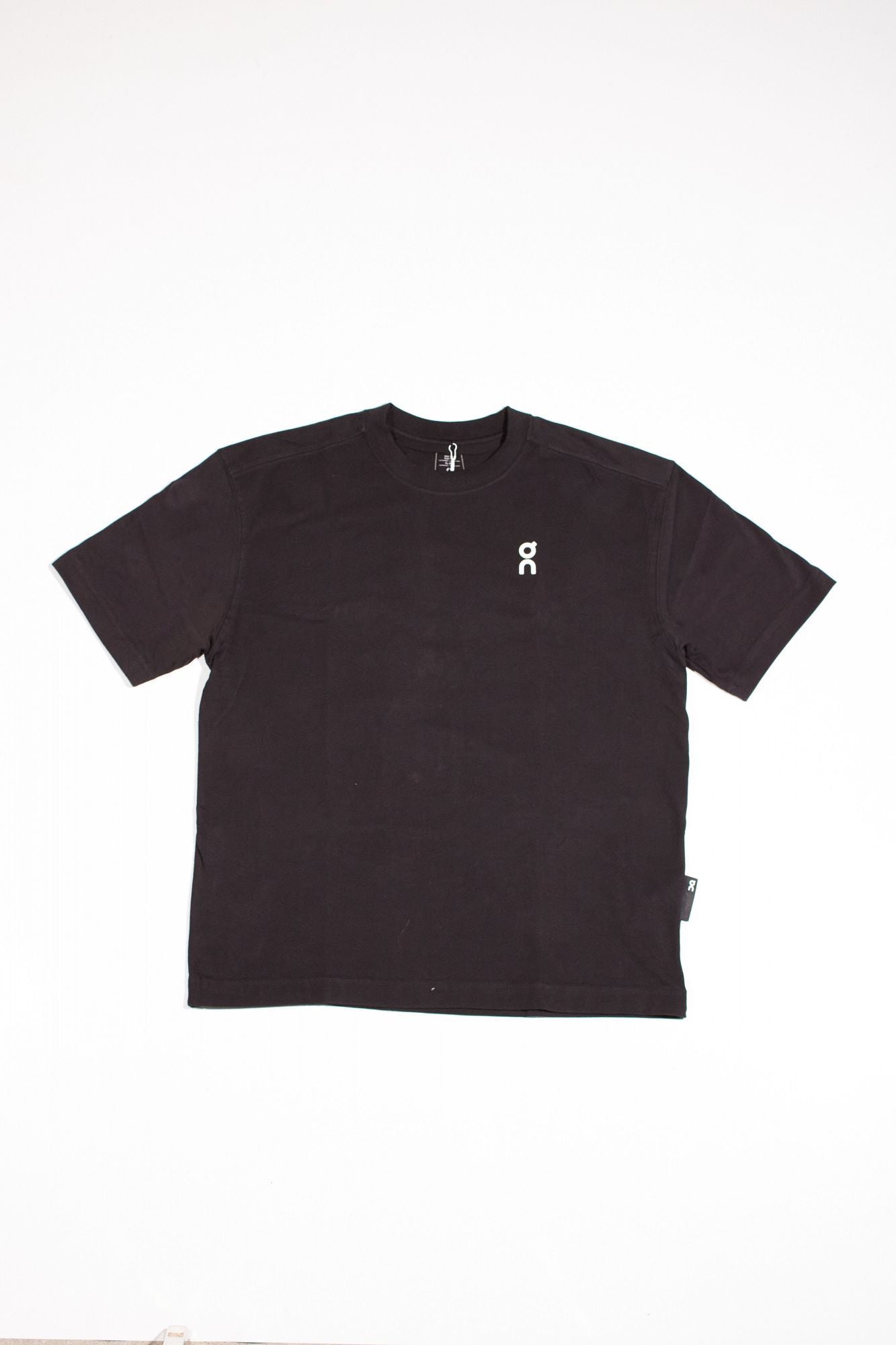 ON RUNNING CLUB T en color NEGRO (4)