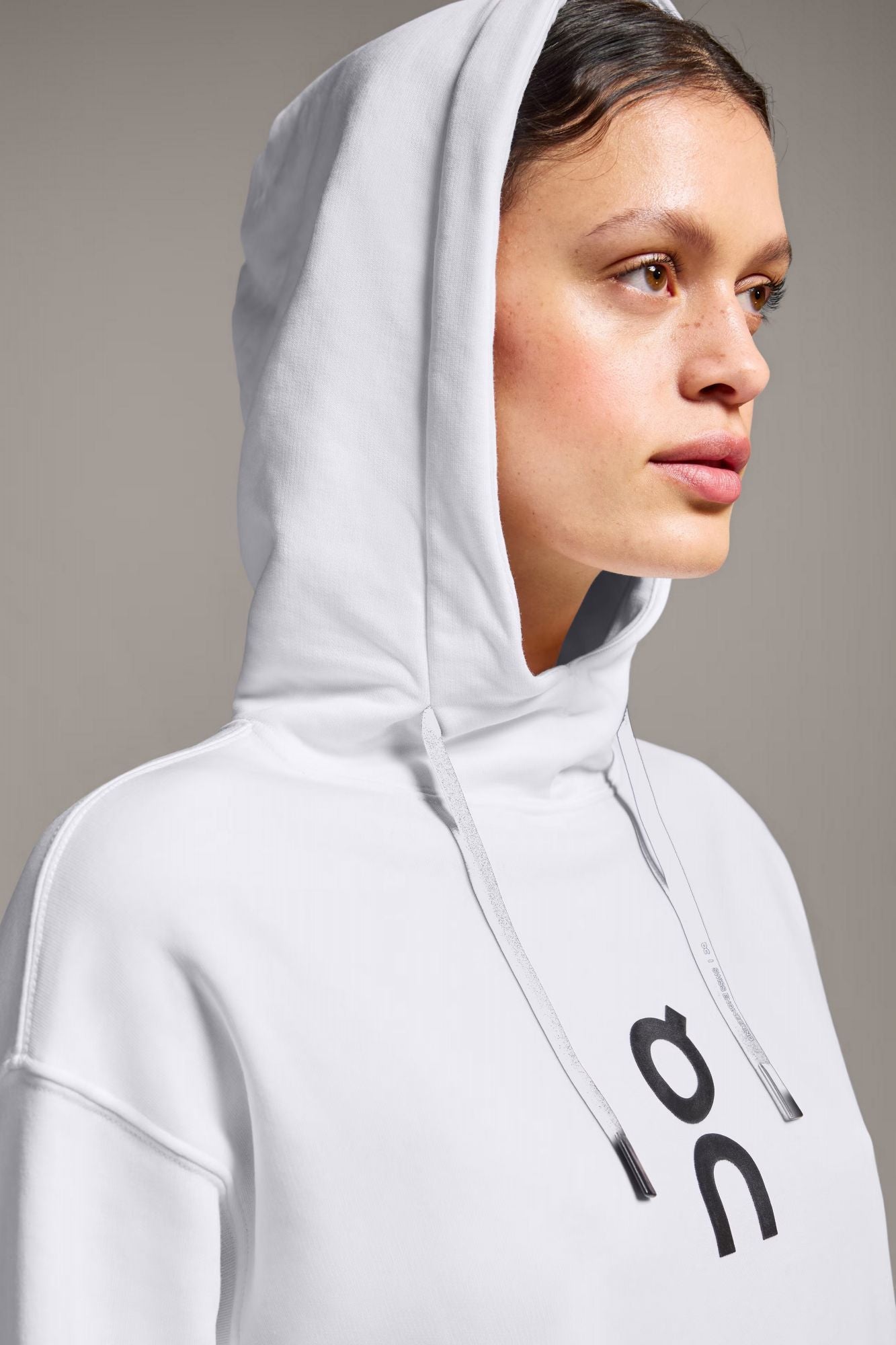 ON RUNNING  CLUB HOODIE en color BLANCO (4)