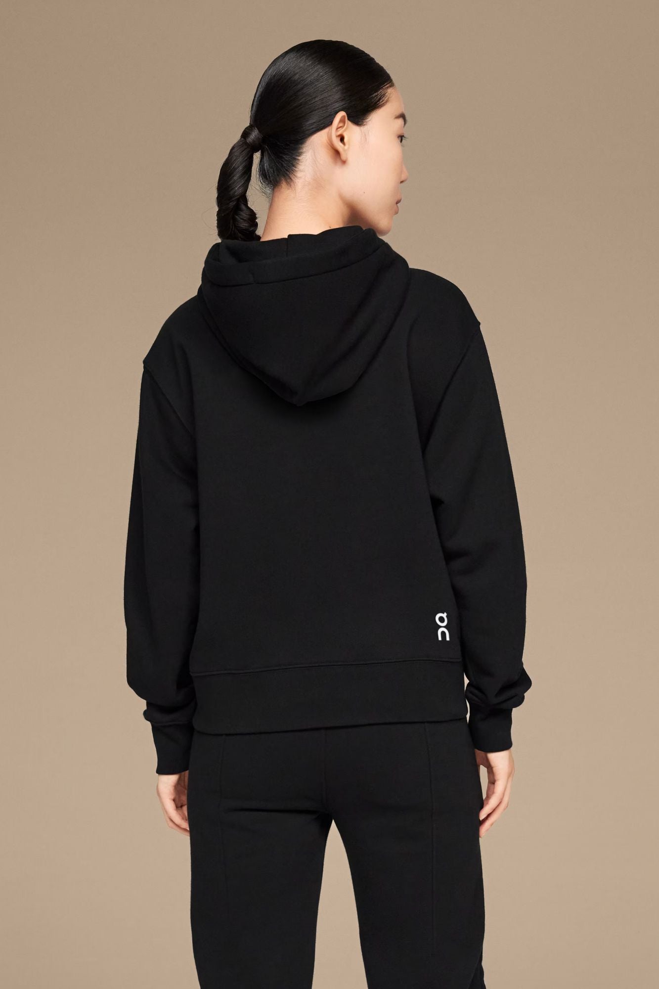 ON RUNNING CLUB HOODIE en color NEGRO (3)