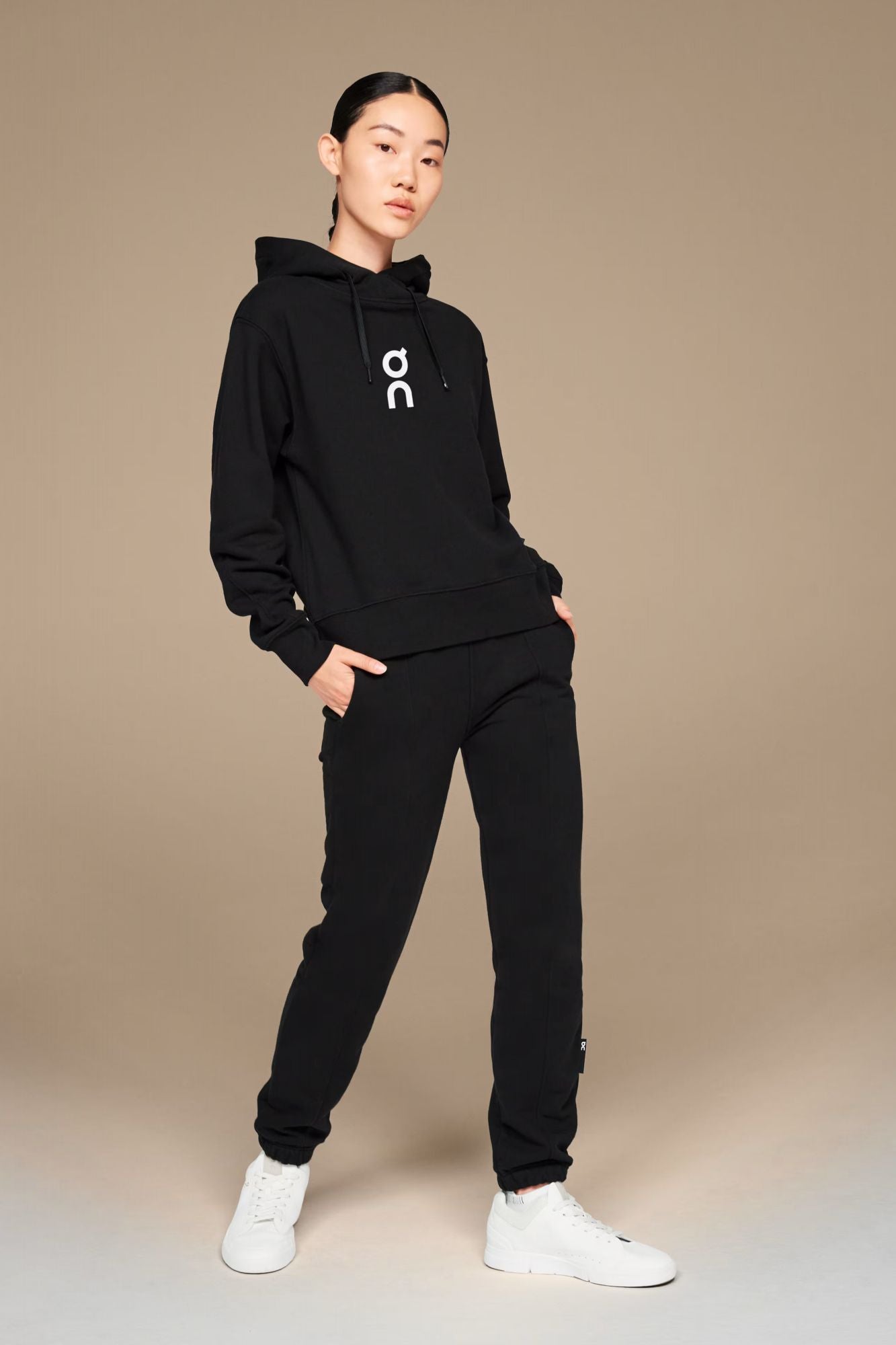 ON RUNNING CLUB HOODIE en color NEGRO (4)
