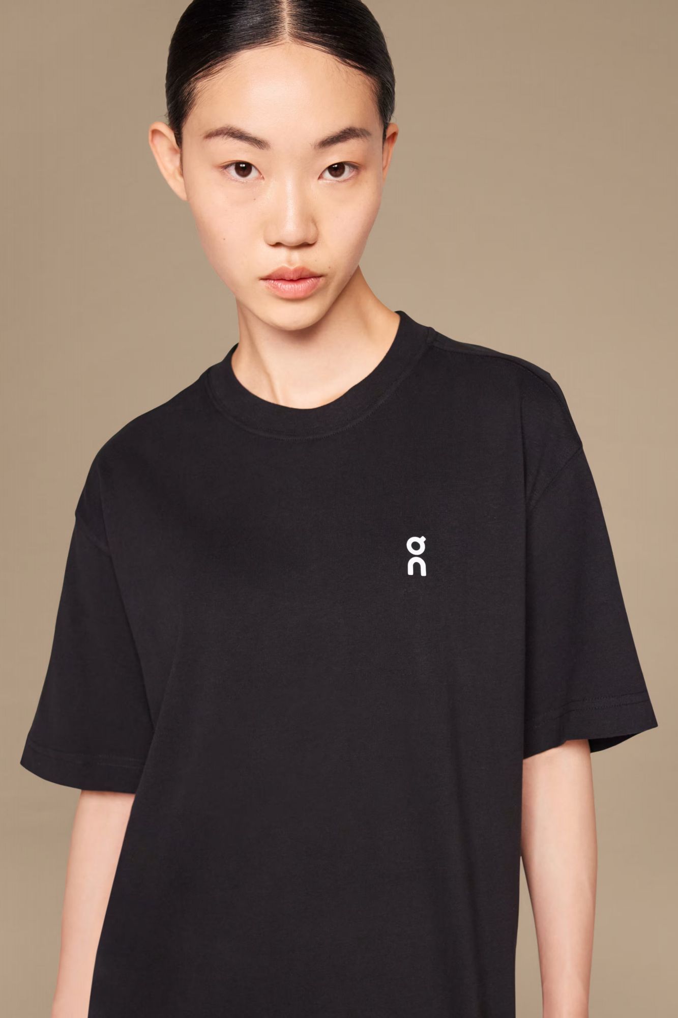 ON RUNNING CLUB T en color NEGRO (1)
