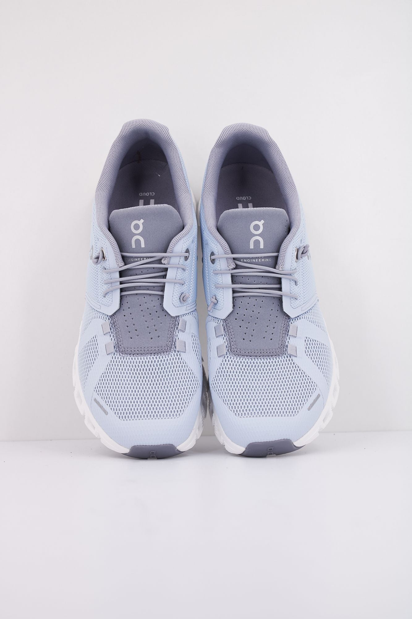 ON RUNNING CLOUD 5 en color GRIS (3)