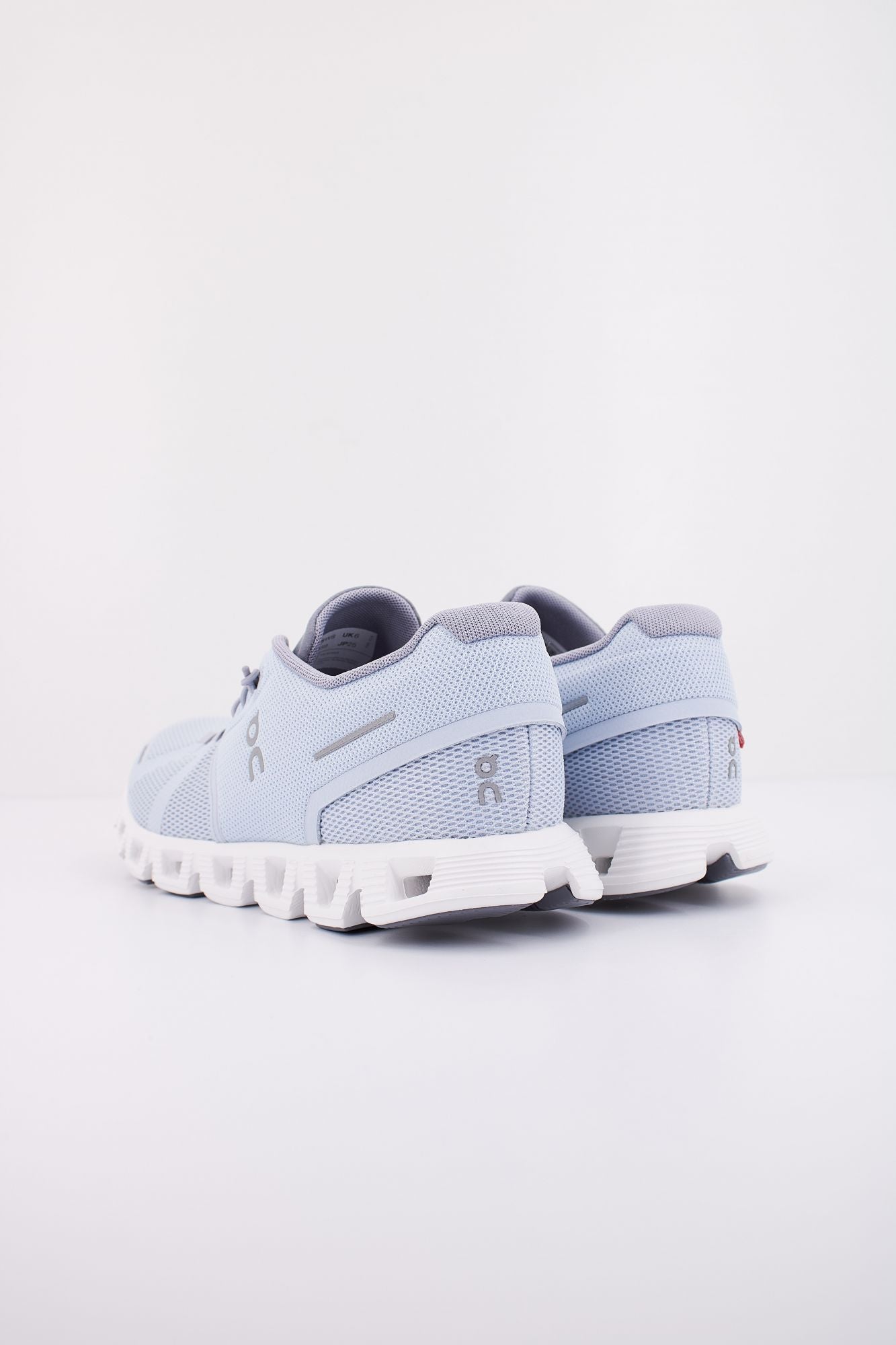 ON RUNNING CLOUD 5 en color GRIS (4)