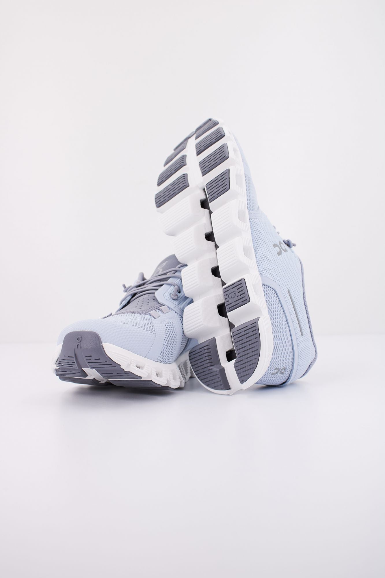 ON RUNNING CLOUD 5 en color GRIS (5)