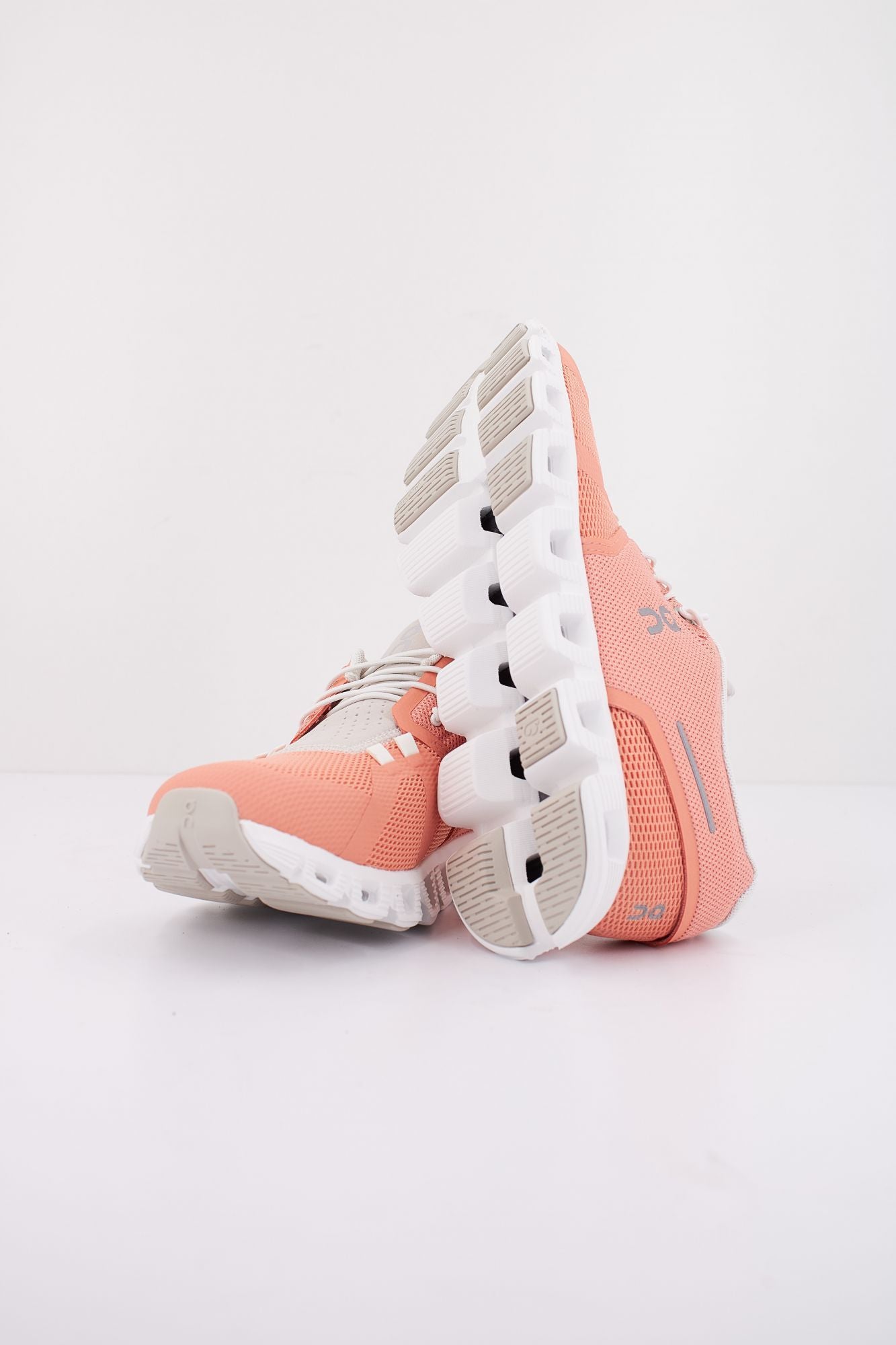 ON RUNNING CLOUD 5 en color ROSA (5)