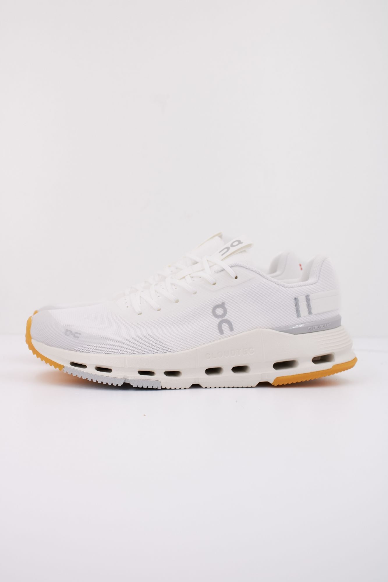 ON RUNNING CLOUDNOVA FORM 2 en color BLANCO (1)