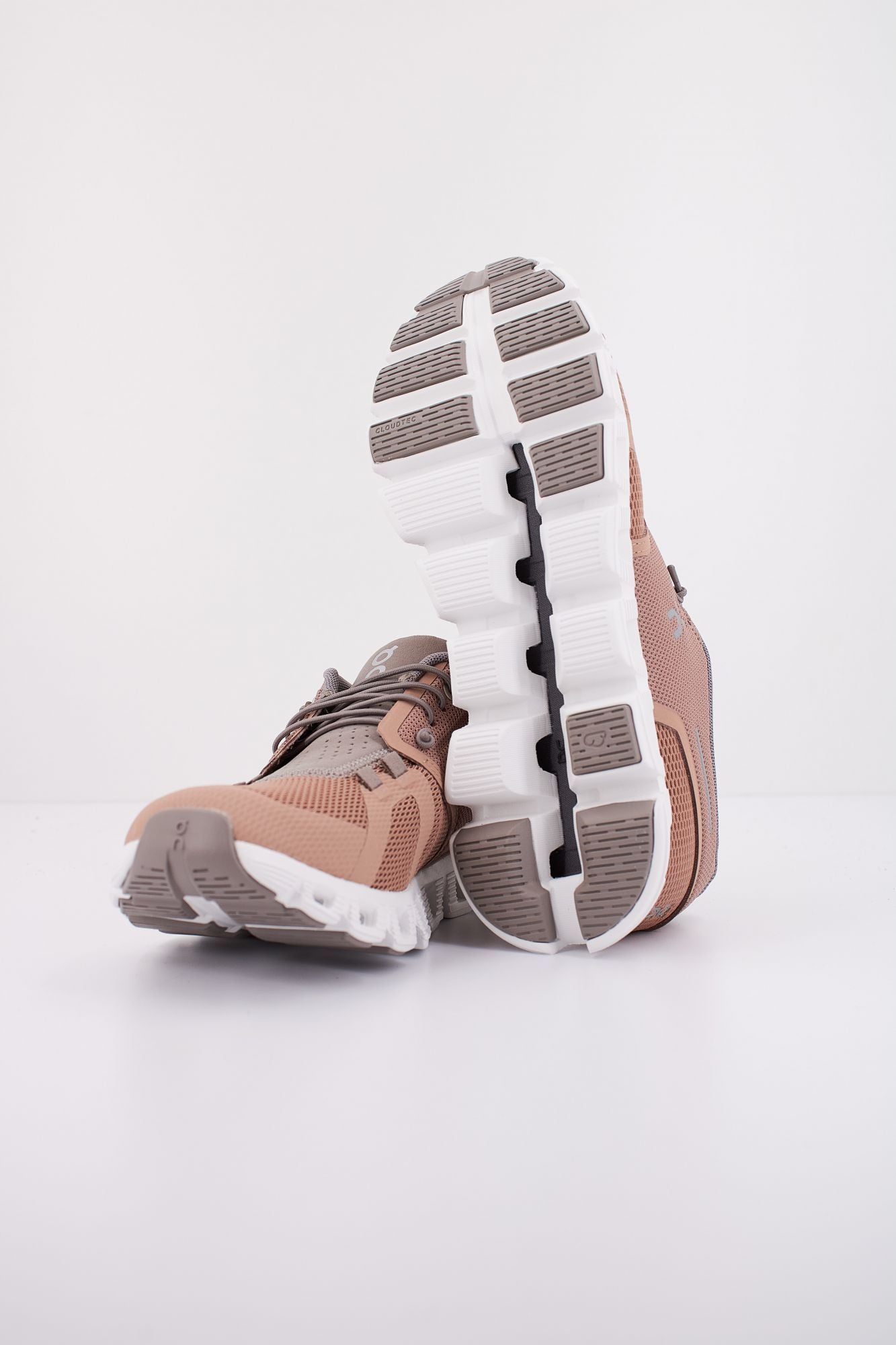 ON RUNNING CLOUD 5 en color MARRON (5)