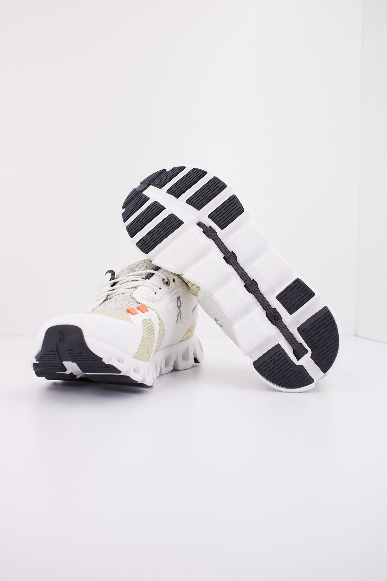 ON RUNNING CLOUD 5 PUSH en color BLANCO (5)